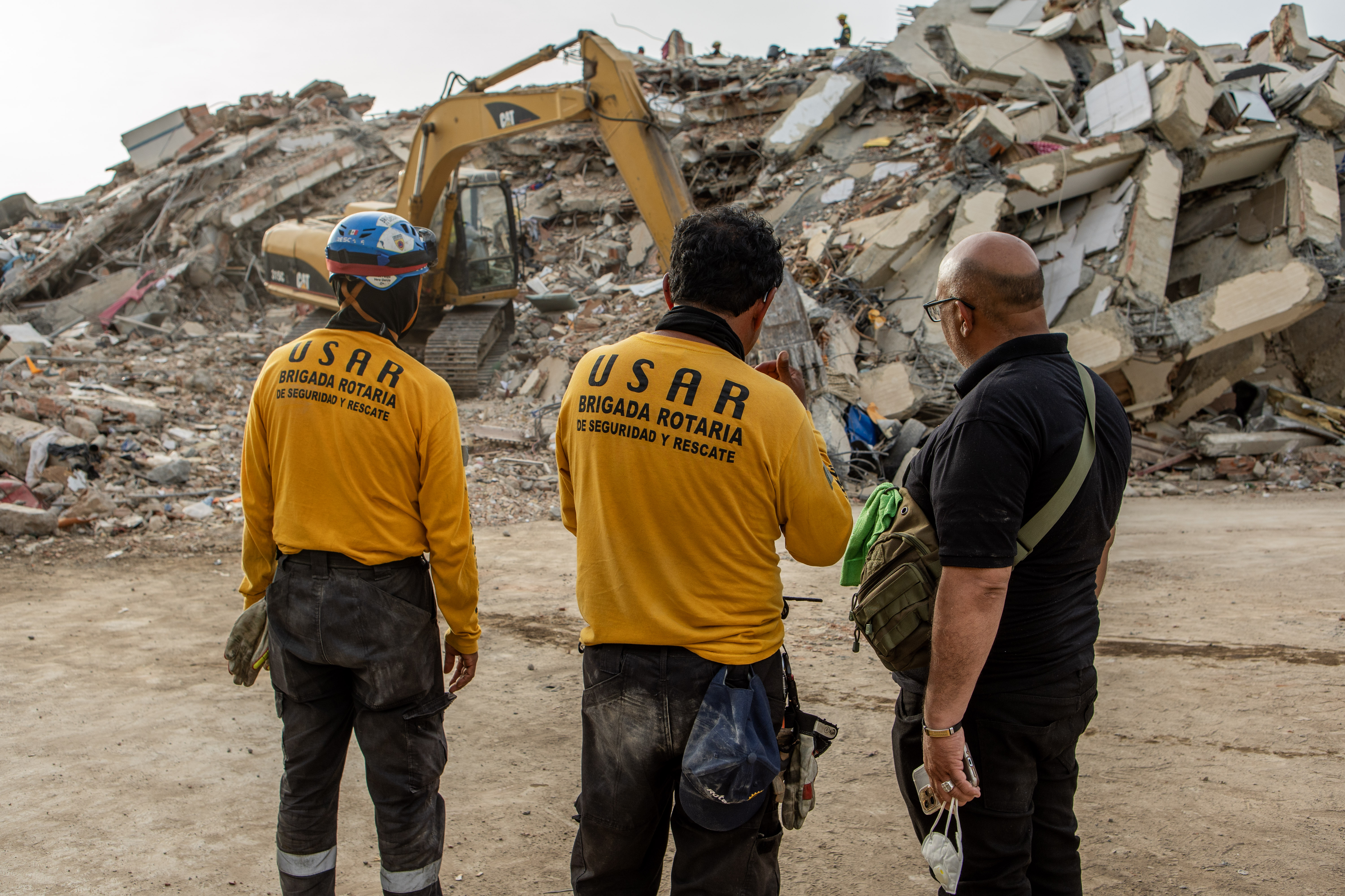 Argentine rescuers at the site of the collapsed Ritasol Palace apartment complex