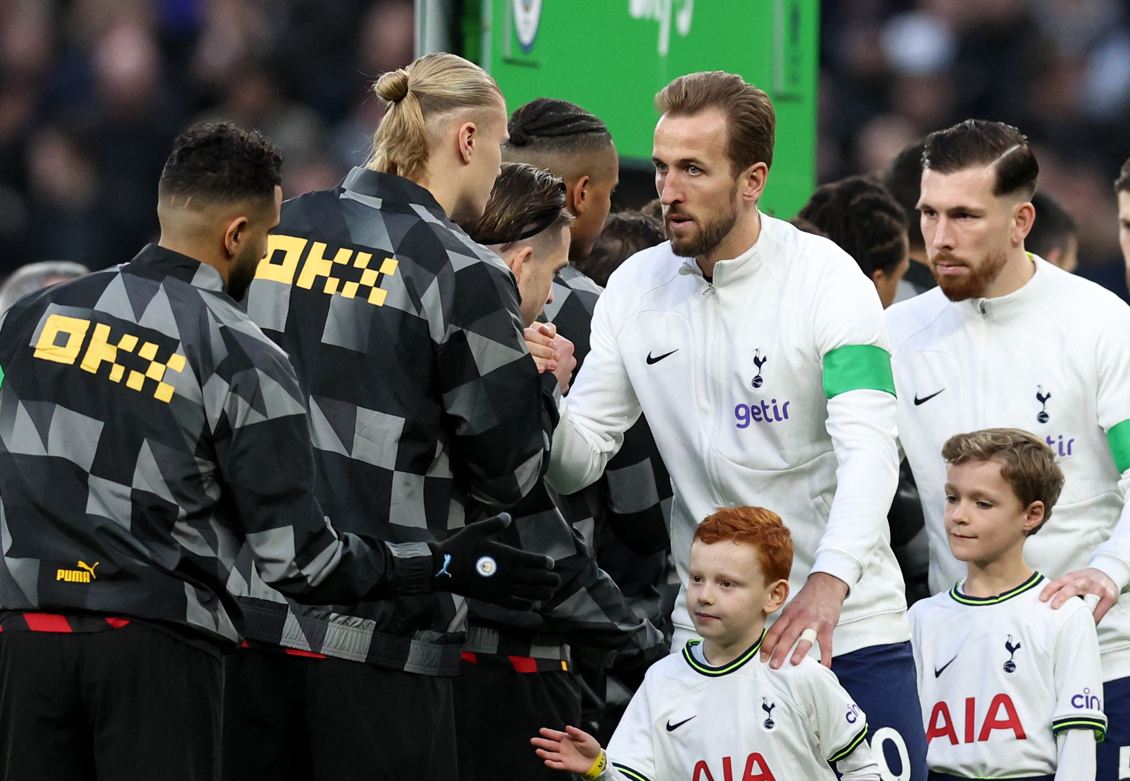 Tottenham Hotspur's Harry Kane shakes hands with Manchester City's Erling Braut Haaland before their match in 2023