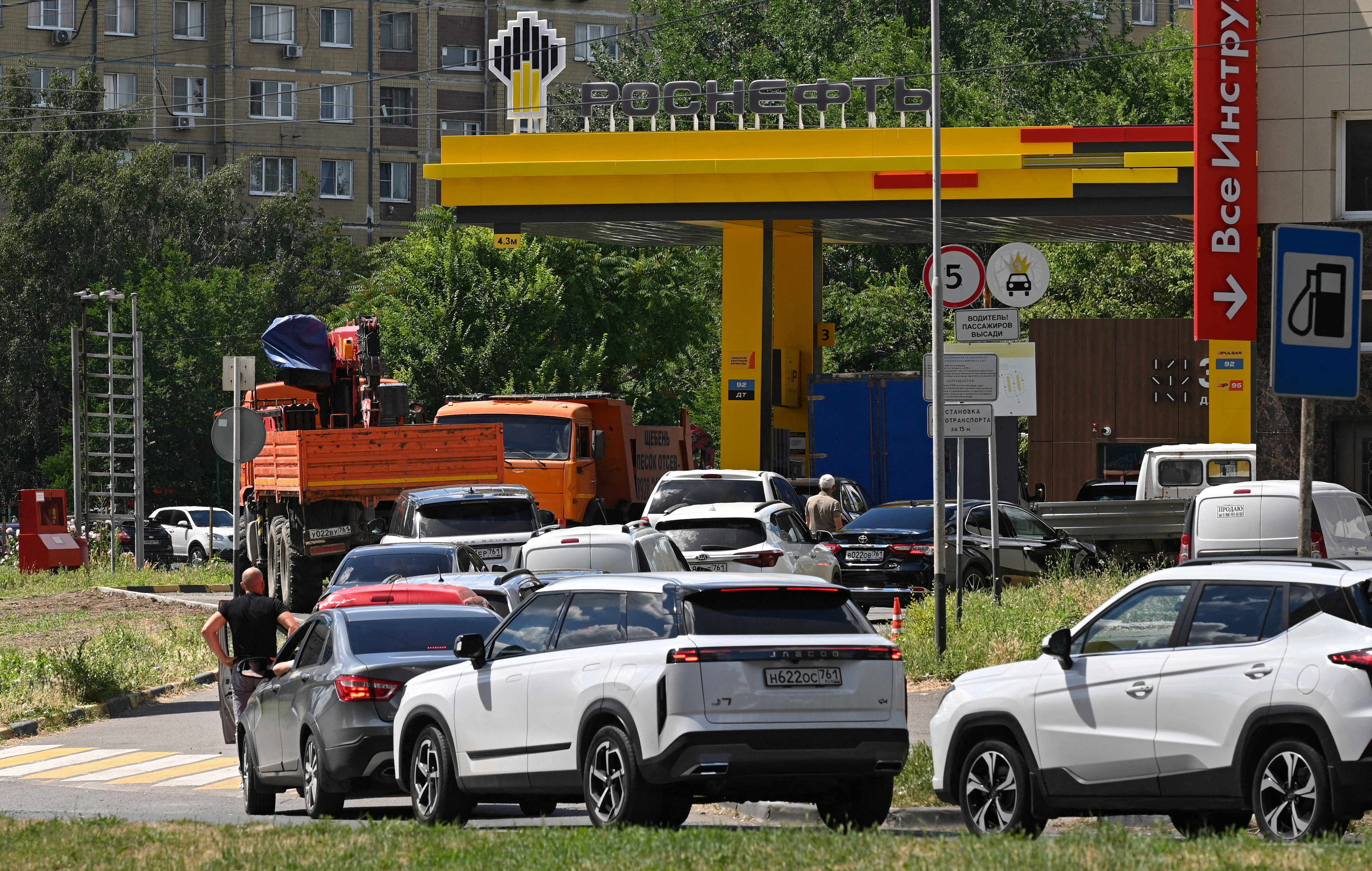 FILE PHOTO: Vehicles queue to refuel at a Rosneft petrol pump, as according to local officials some regional filling stations face gasoline shortages due to production cuts at major refineries, amid the Russia-Ukraine conflict in Rostov-on-Don, Russia, June 29, 2026. REUTERS/Sergey Pivovarov/File Photo