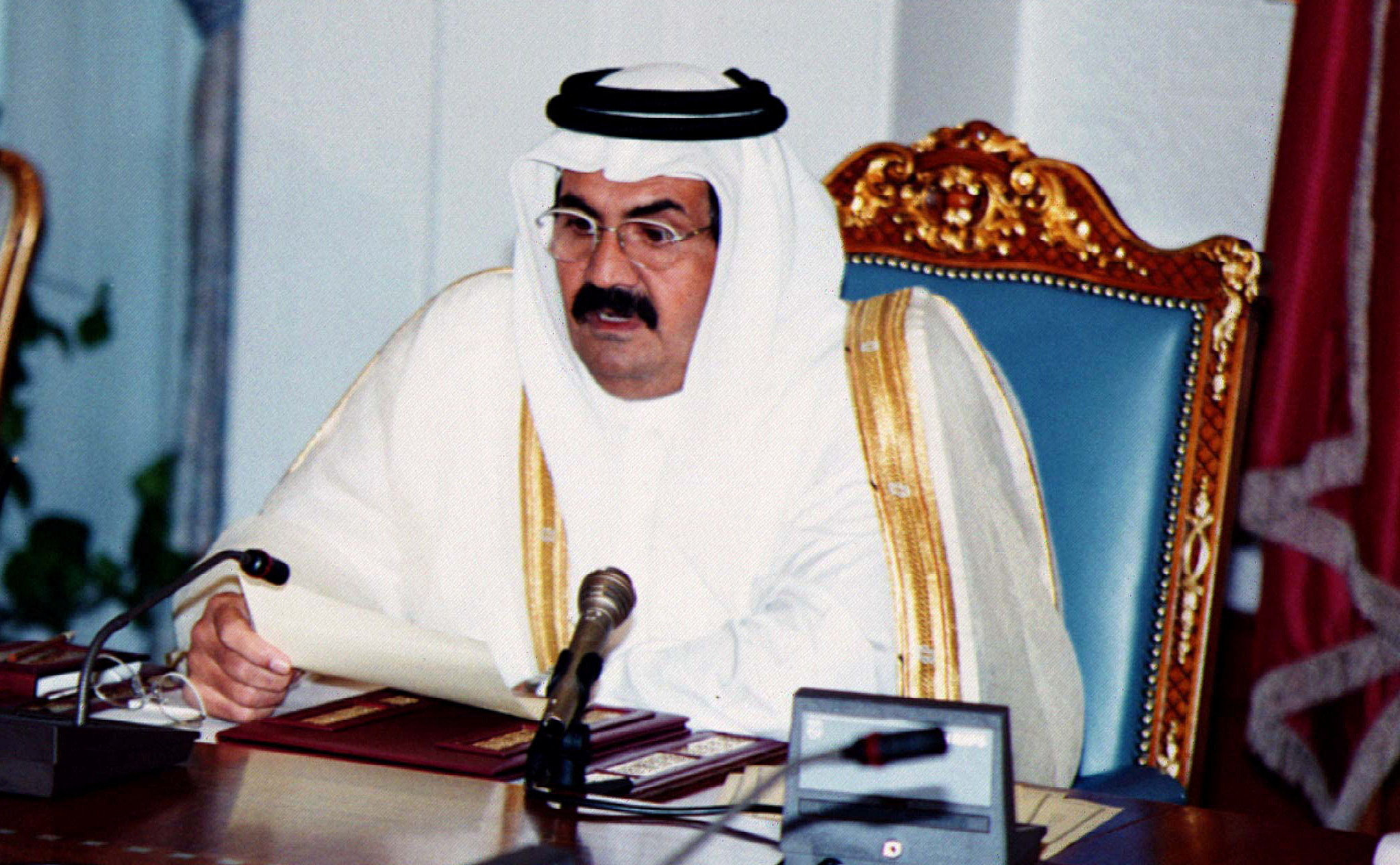 Emir Sheikh Hamad addresses the first meeting of his cabinet in Doha on October 30, 1996 [Reuters]