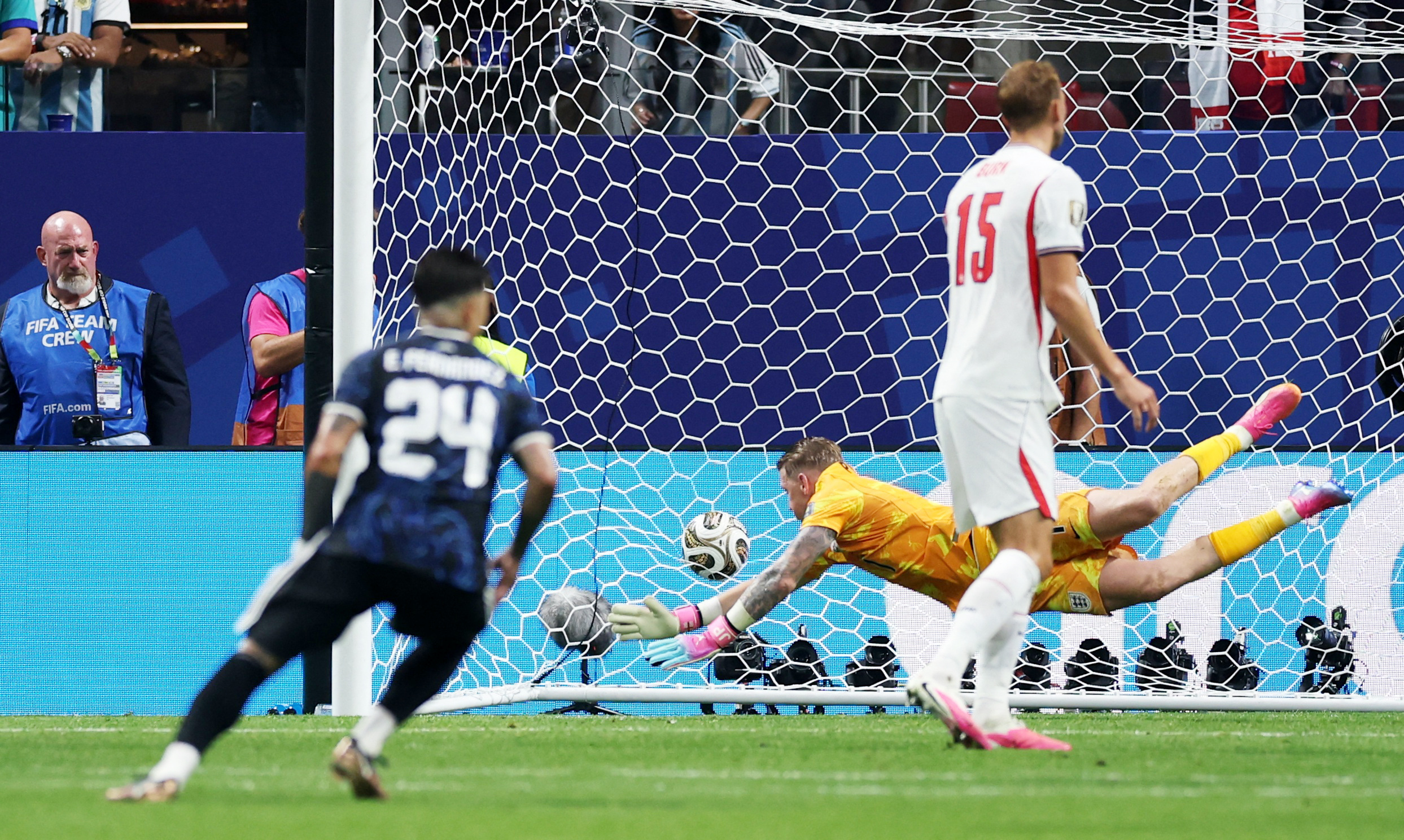 Enzo Fernandez scores