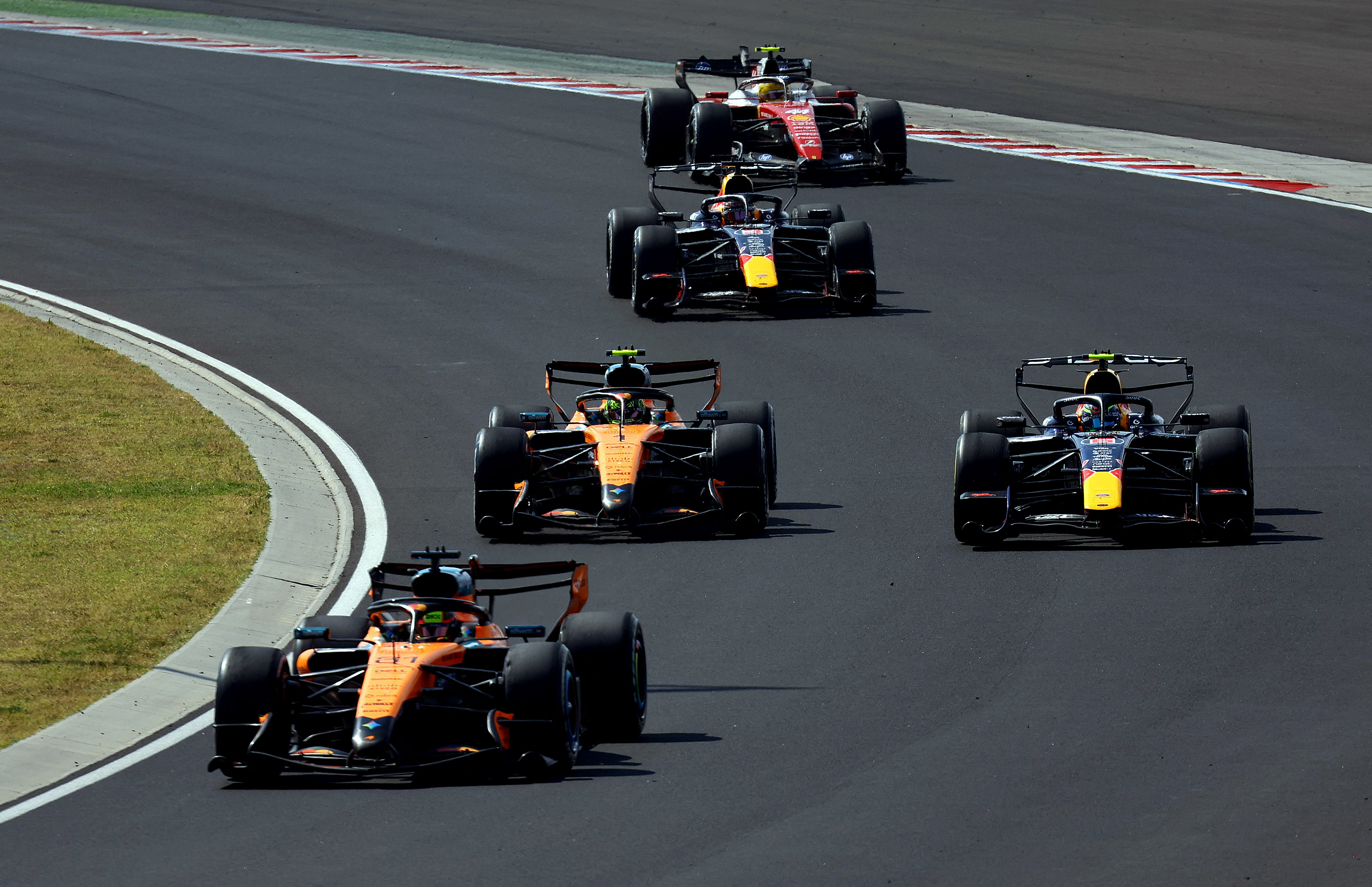 Formula One F1 - Hungarian Grand Prix - Hungaroring, Budapest, Hungary - July 26, 2026 McLaren's Oscar Piastri, McLaren's Lando Norris, Red Bull's Isack Hadjar, Red Bull's Max Verstappen and Ferrari's Lewis Hamilton in action during the race REUTERS/Bernadett Szabo