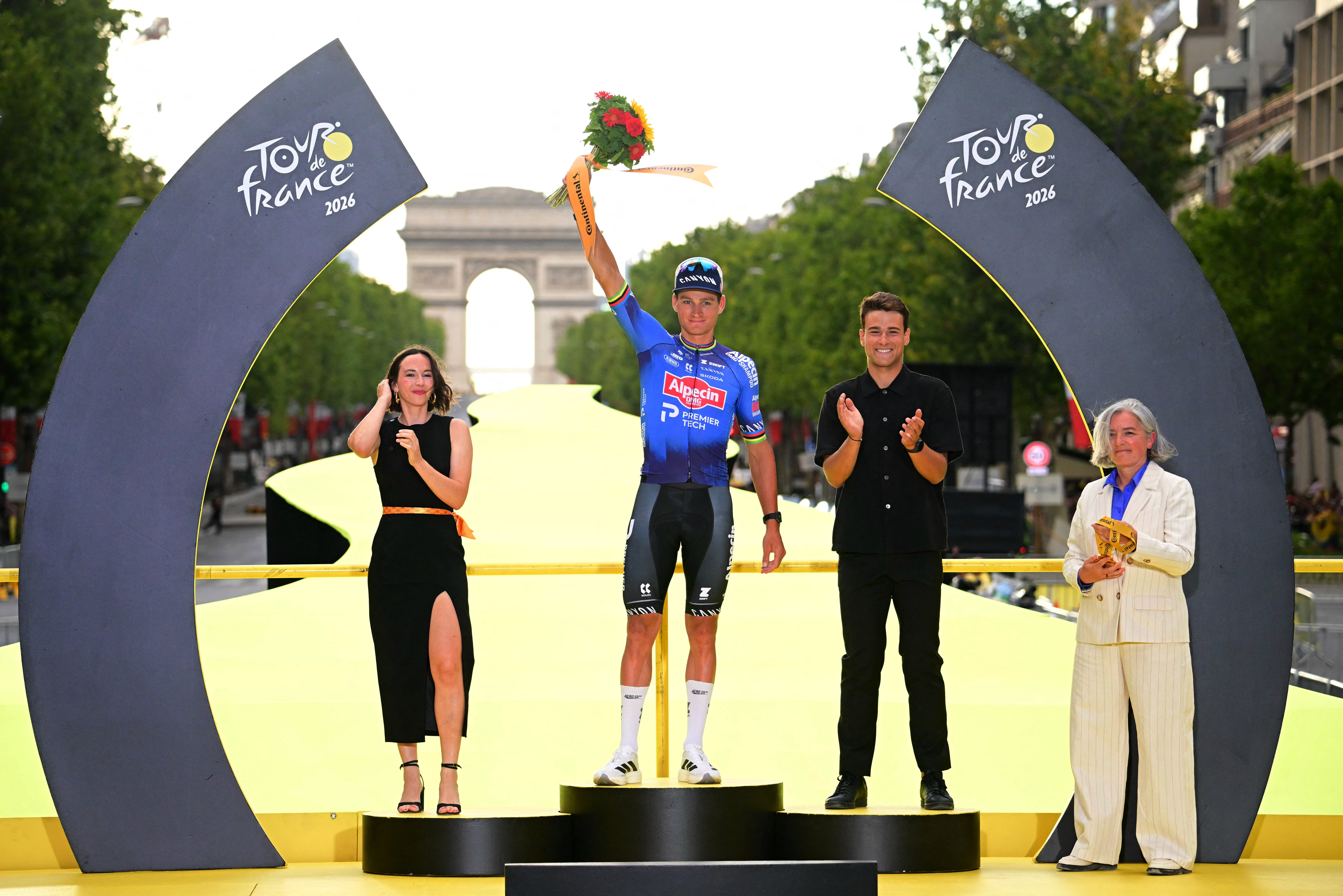 Cycling - Tour de France - Stage 21 - Paris, France - July 26, 2026 Alpecin - Premier Tech's Mathieu Van Der Poel holds a bouquet on the podium after winning stage 21 Pool via REUTERS/Papon Bernard