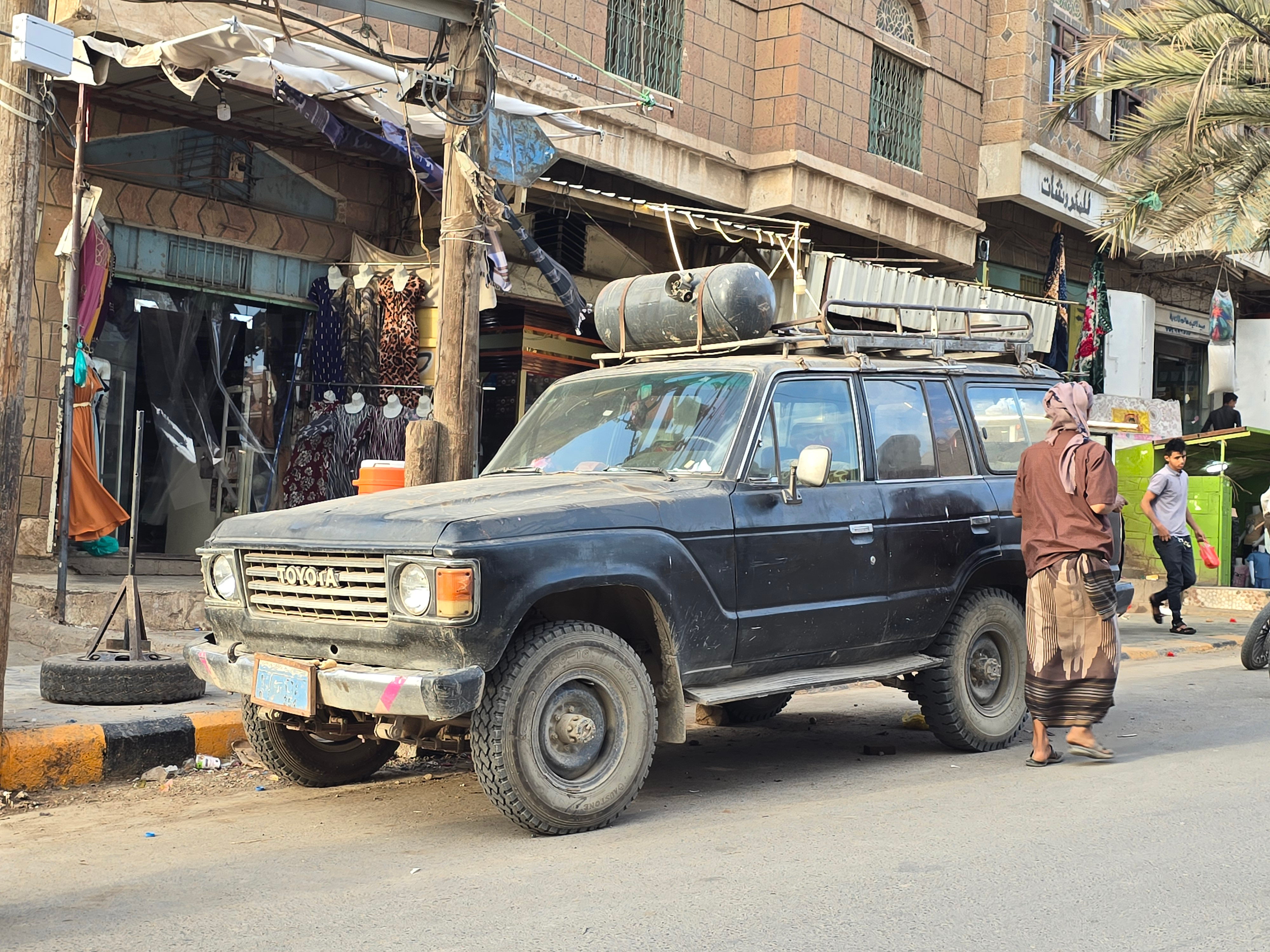 Vehicles that run on cooking gas instead of petrol transport passengers between Aden and Taiz