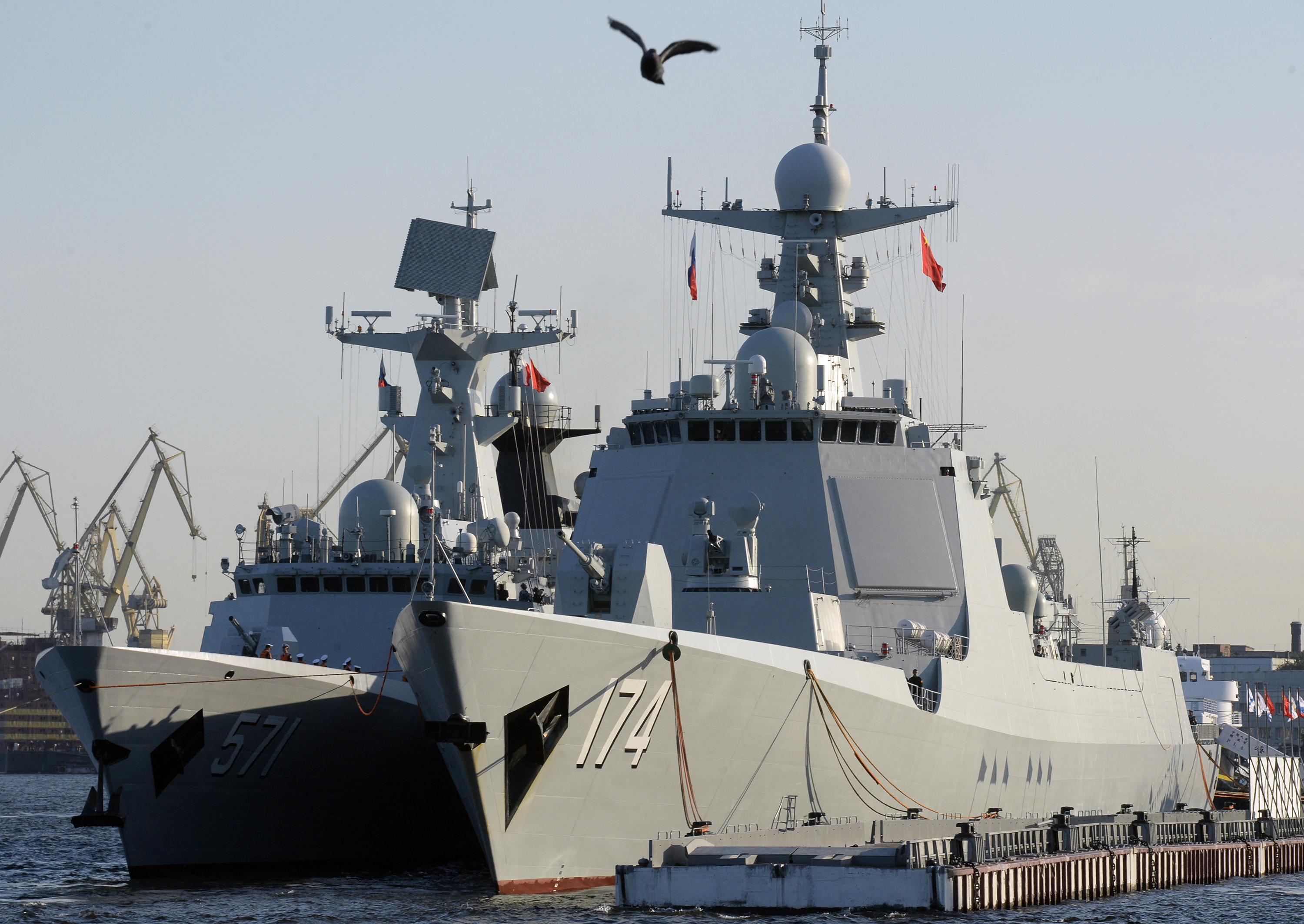 A photo taken on July 27, 2017 shows Chinese Type 052D missile destroyer Hefei (R) and Chinese Type 054A frigate Yuncheng (NATO designation Jiangkai) docked in Saint Petersburg. Chinese military ships will be part of the Naval Military Parade taking place in Saint Petersburg on Russia's Navy Day, July 30. (Photo by Olga MALTSEVA / AFP)