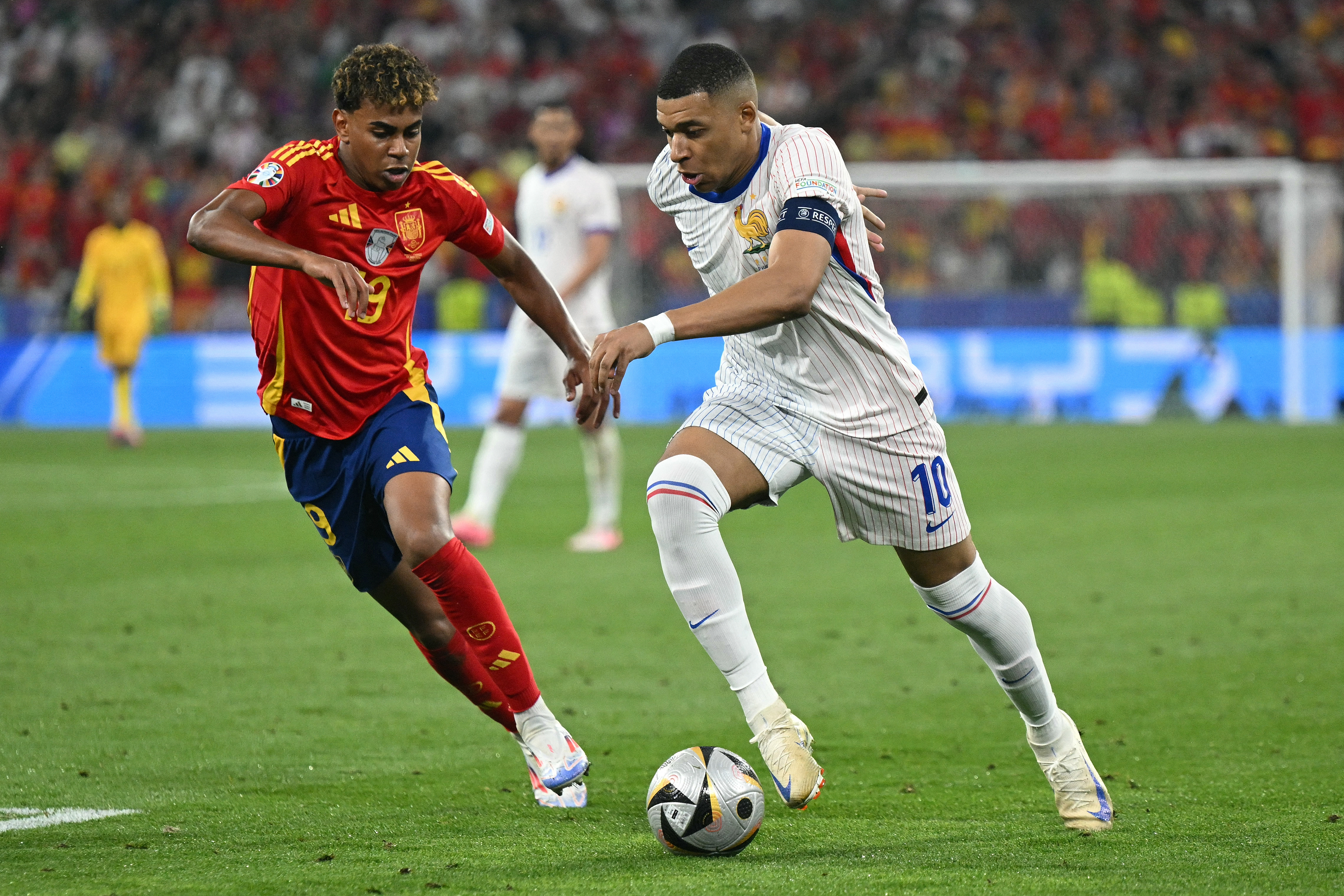 Spain's forward #19 Lamine Yamal marks France's forward #10 Kylian Mbappe during the UEFA Euro 2024 semi-final football match between Spain and France at the Munich Football Arena in Munich on July 9, 2024. (Photo by Fabrice COFFRINI / AFP)