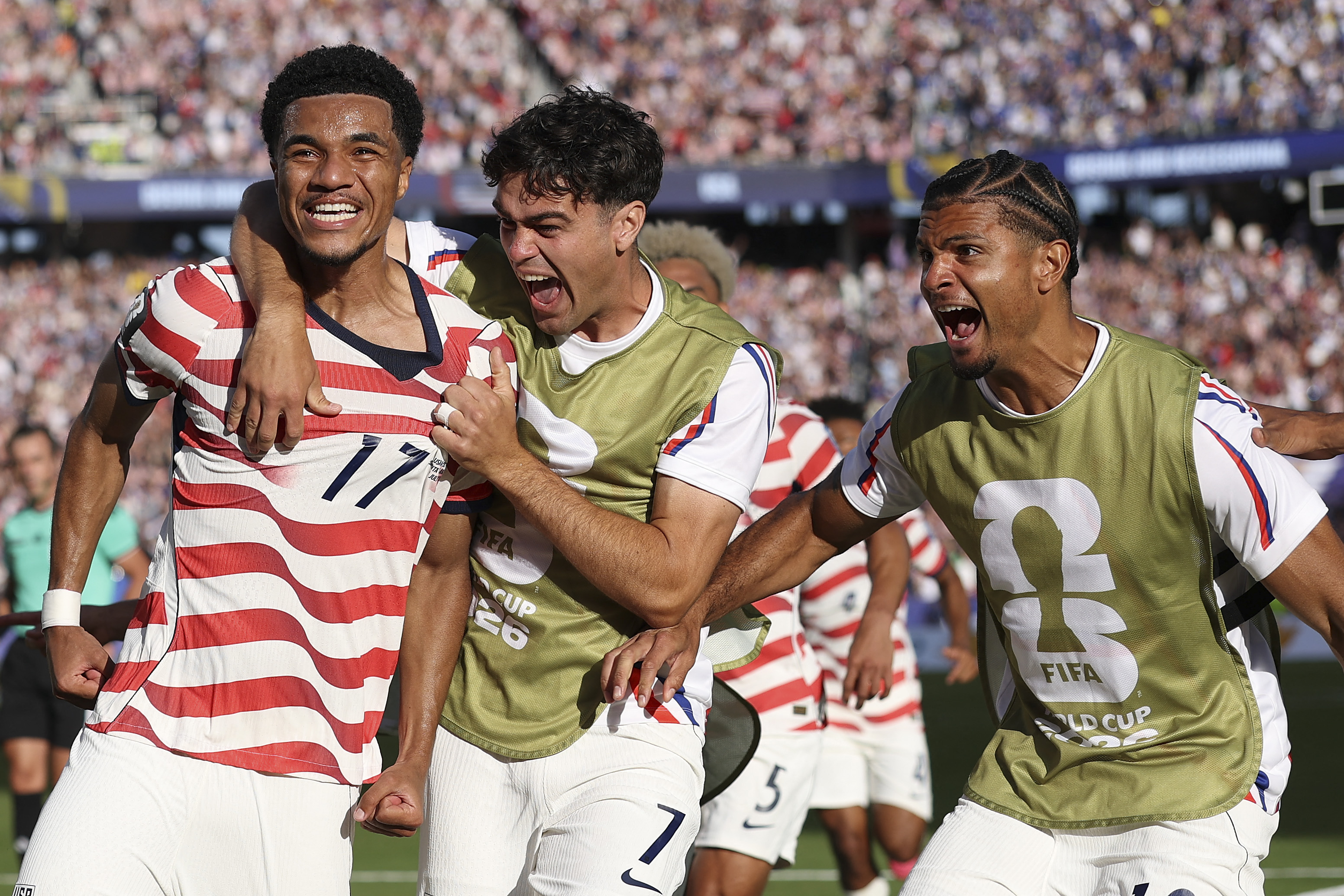 SANTA CLARA, CALIFORNIA - JULY 01: Malik Tillman #17 of the United States celebrates with team mates after scoring his team's second goal during the FIFA World Cup 2026 Round of 32 match between USA and Bosnia and Herzegovina at San Francisco Bay Area Stadium on July 01, 2026 in Santa Clara, California. Charlotte Wilson/Getty Images/AFP (Photo by Charlotte Wilson / GETTY IMAGES NORTH AMERICA / Getty Images via AFP)