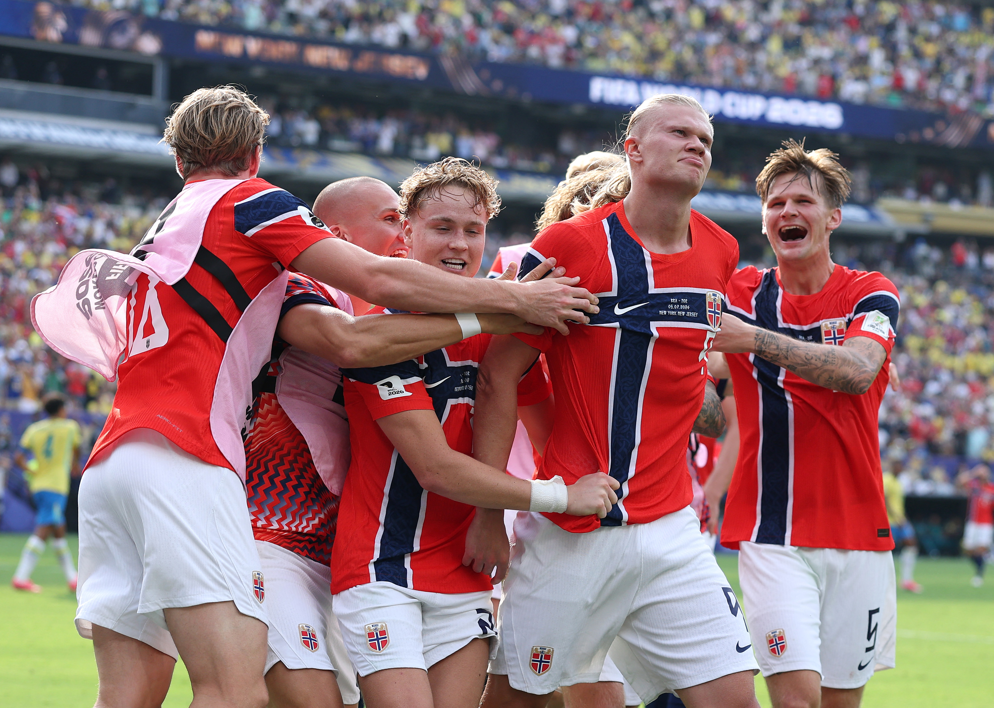 EAST RUTHERFORD, NEW JERSEY - JULY 05: Erling Haaland #9 of Norway celebrates with teammates after scoring his team's second goal during the FIFA World Cup 2026 Round of 16 match between Brazil and Norway at New York New Jersey Stadium on July 05, 2026 in East Rutherford, New Jersey. Al Bello/Getty Images/AFP (Photo by AL BELLO / GETTY IMAGES NORTH AMERICA / Getty Images via AFP)