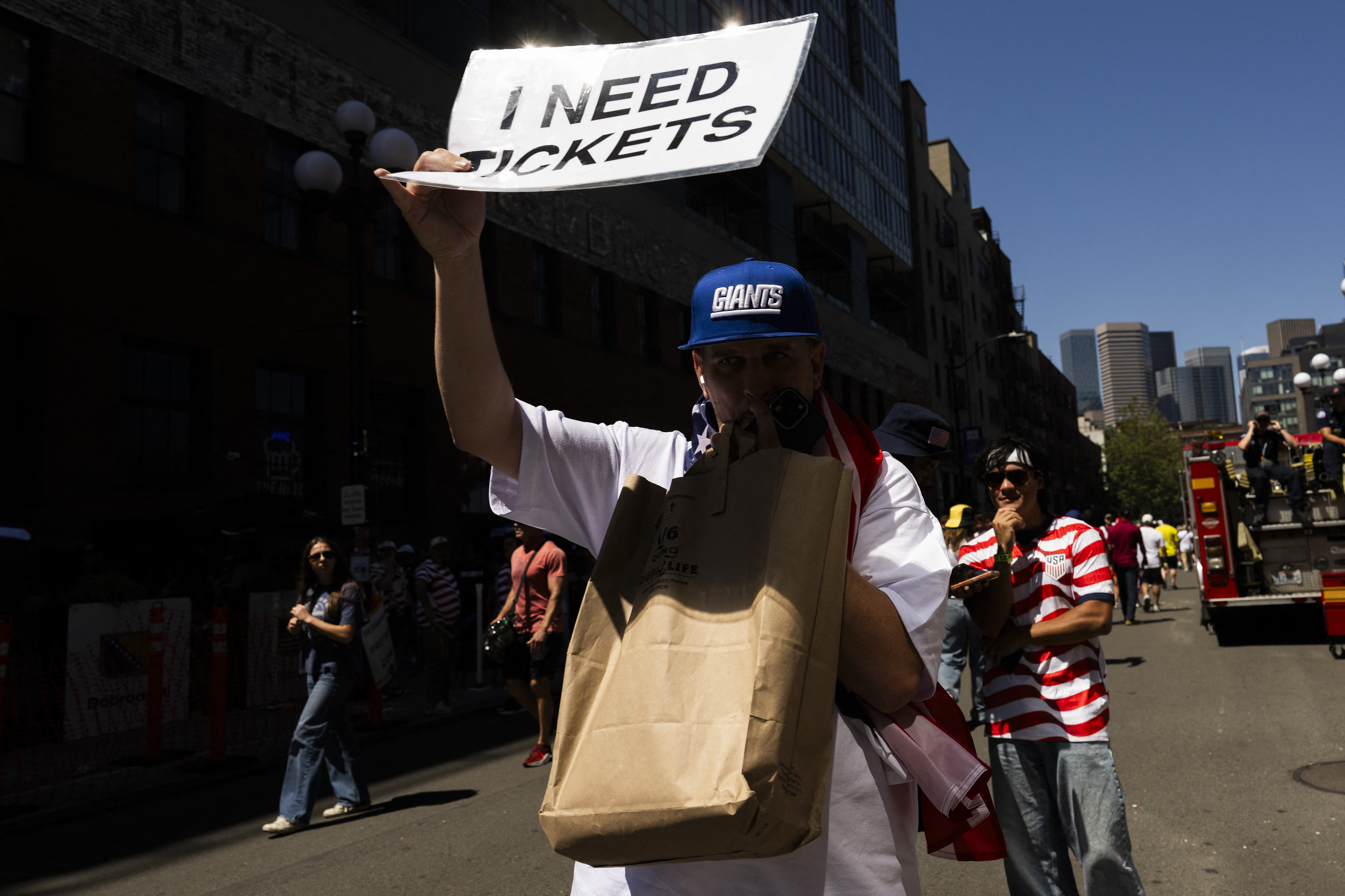 SEATTLE, WASHINGTON - JULY 06: A USA fan ask for tickets as he arrives at the stadium before the FIFA World Cup 2026 Round Of 16 match between USA and Belgium at Seattle Stadium on July 06, 2026 in Seattle, Washington. David Ramos/Getty Images/AFP (Photo by David Ramos / GETTY IMAGES NORTH AMERICA / Getty Images via AFP)