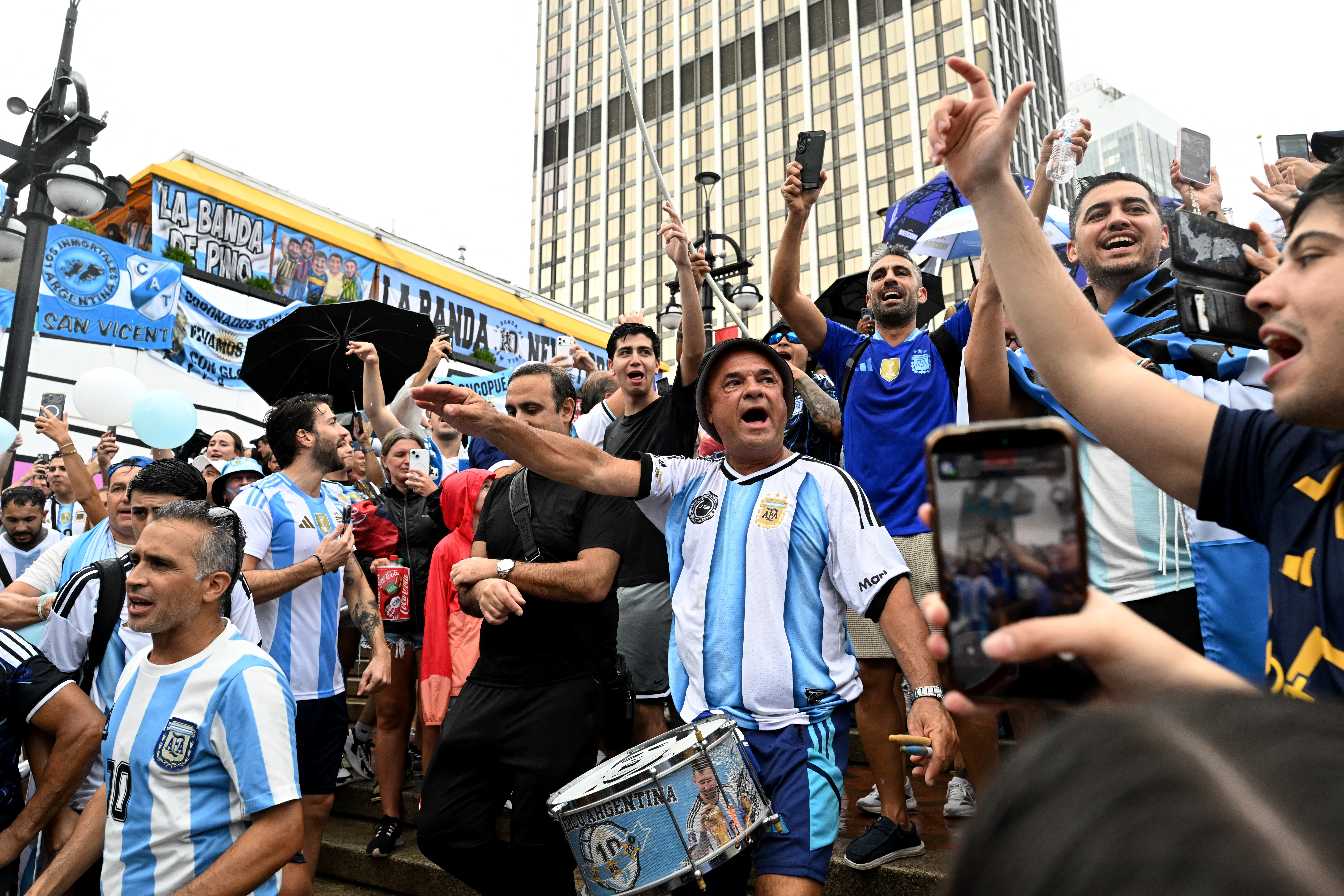Argentine fans cheer during a flag-waving gathering on the eve of the 2026 World Cup football tournament semi-final match between England and Argentina, at the Underground in Atlanta on July 14, 2026. (Photo by ROBERTO SCHMIDT / AFP)