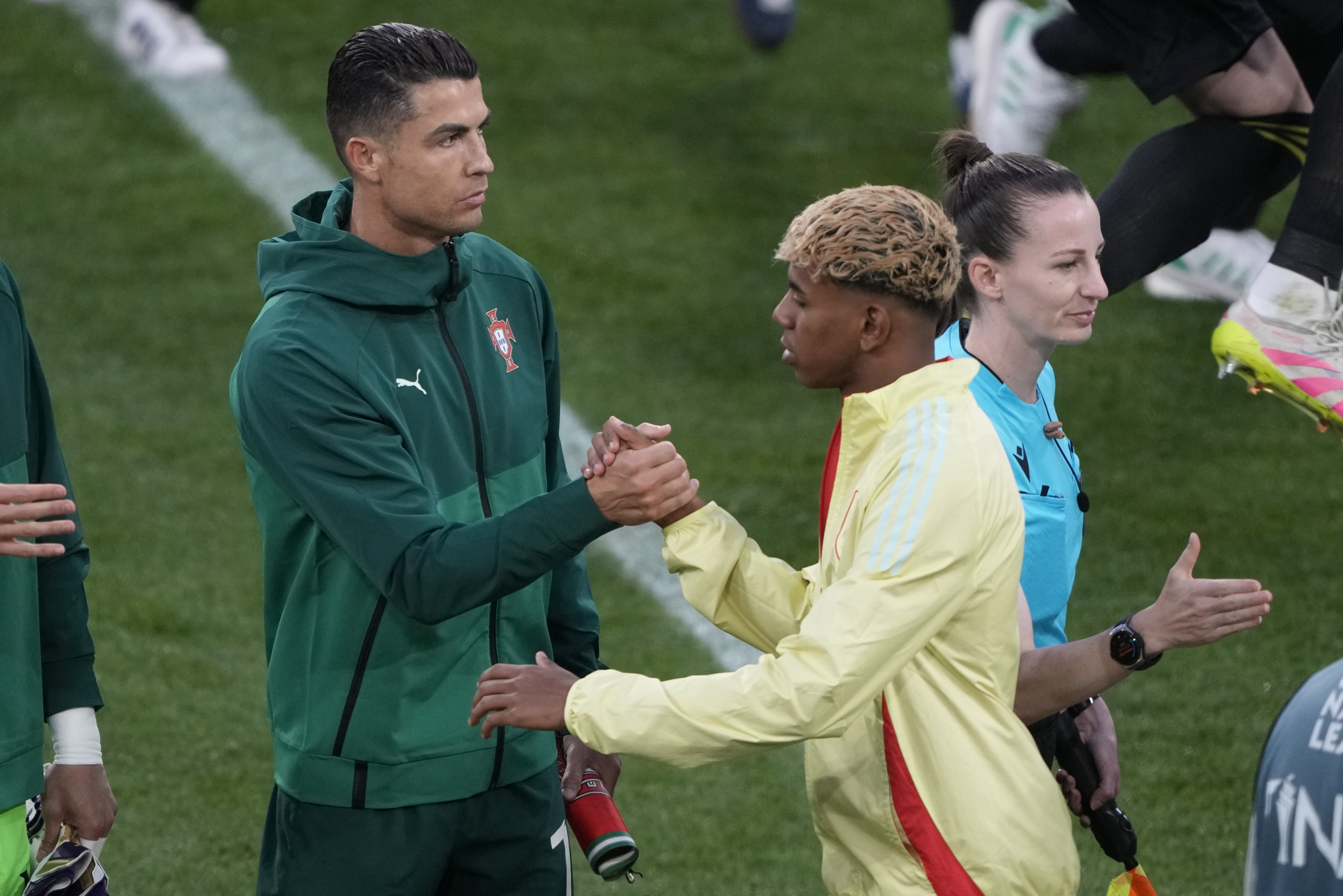 Cristiano Ronaldo and Lamine Yamal react.