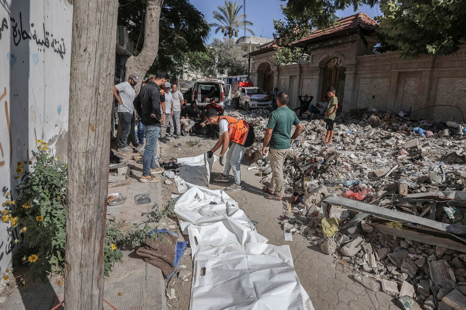 The recovery of bodies in northern Gaza. [Lina Abuzayed/Al Jazeera]