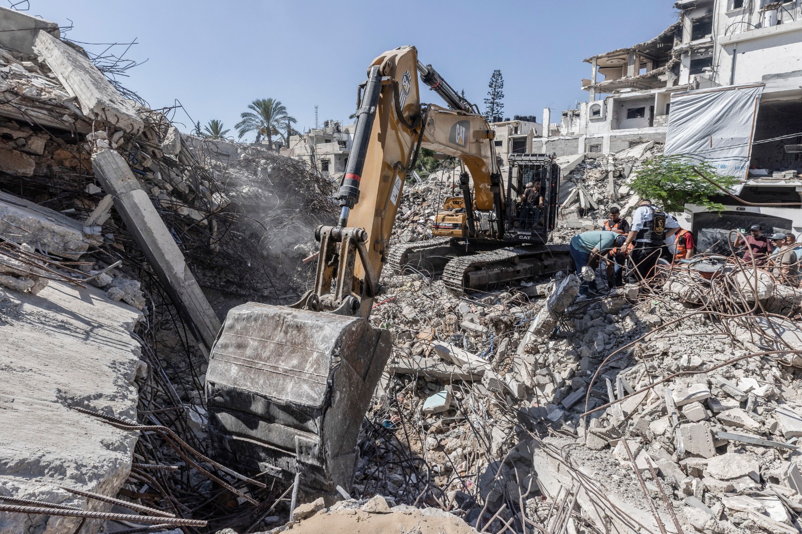 The recovery of bodies in northern Gaza. [Lina Abuzayed/Al Jazeera]