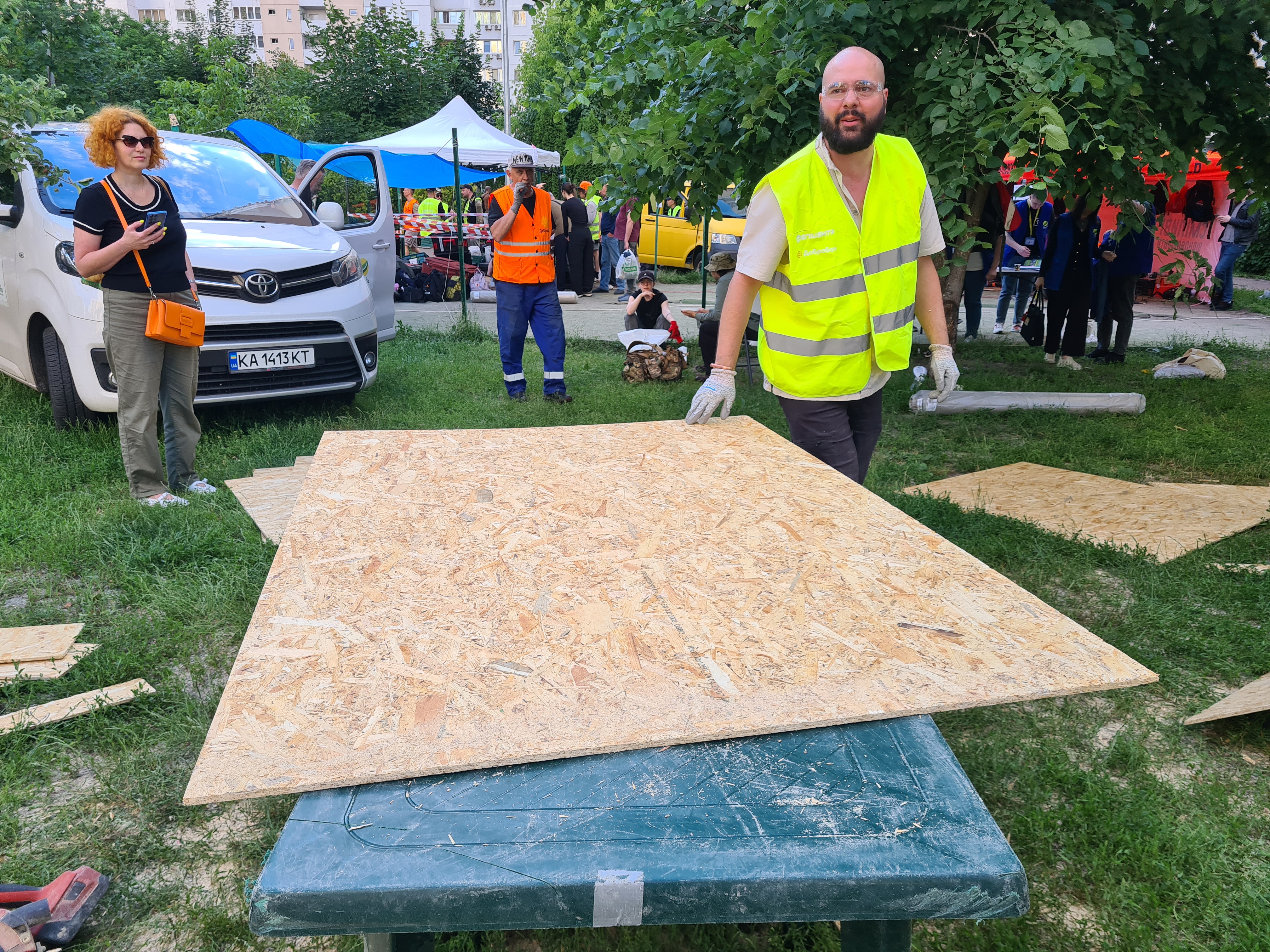 Jason Hercula, a volunteer with Dobrobat, cutting strandboard in Kyiv-1784208370