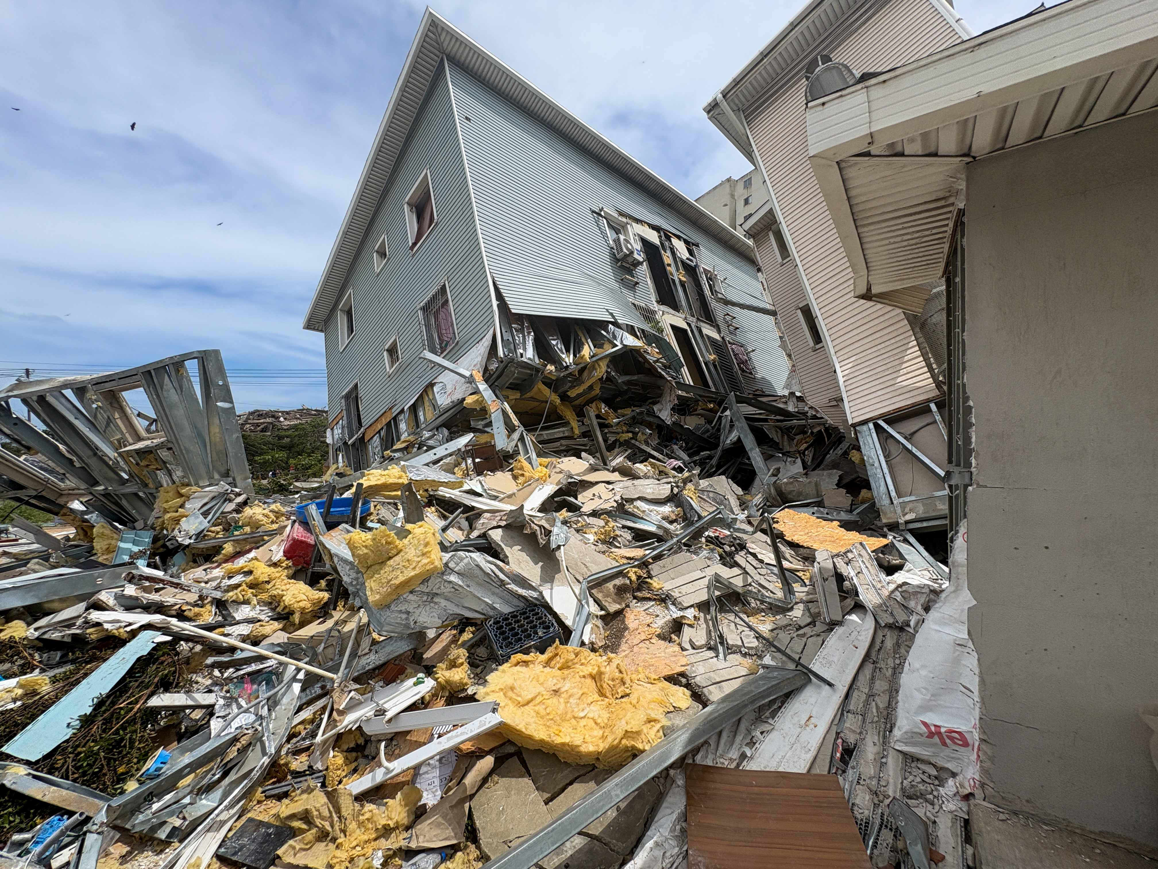 A Mision Vivienda building collapsed in Catia la Mar, Venezuela