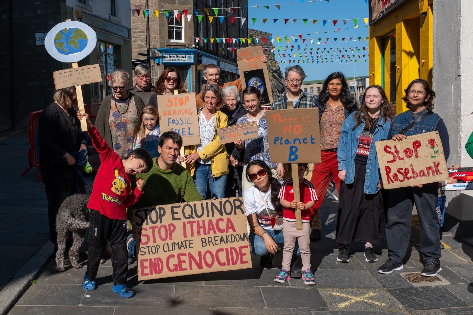 Protesters in Shetland campaigning against the proposed oil drilling project [Photos courtesy of Andrea Sanchez Quiroz]