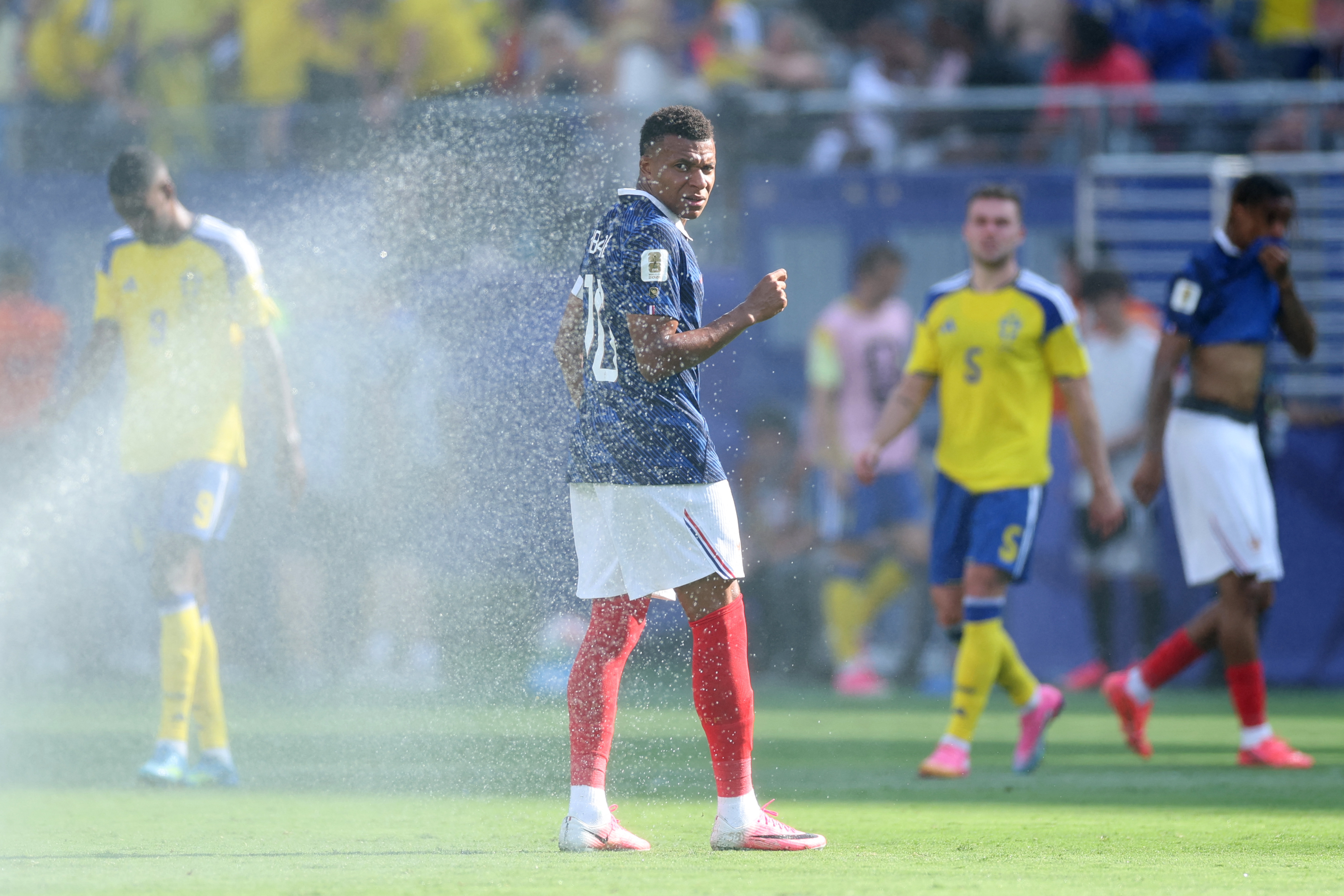 EAST RUTHERFORD, NEW JERSEY - JUNE 30: Kylian Mbappe #10 of France cools off during a hydration break in the FIFA World Cup 2026 Round Of 32 match between France and Sweden at New York New Jersey Stadium on June 30, 2026 in East Rutherford, New Jersey. Dan Mullan/Getty Images/AFP (Photo by Dan Mullan / GETTY IMAGES NORTH AMERICA / Getty Images via AFP)