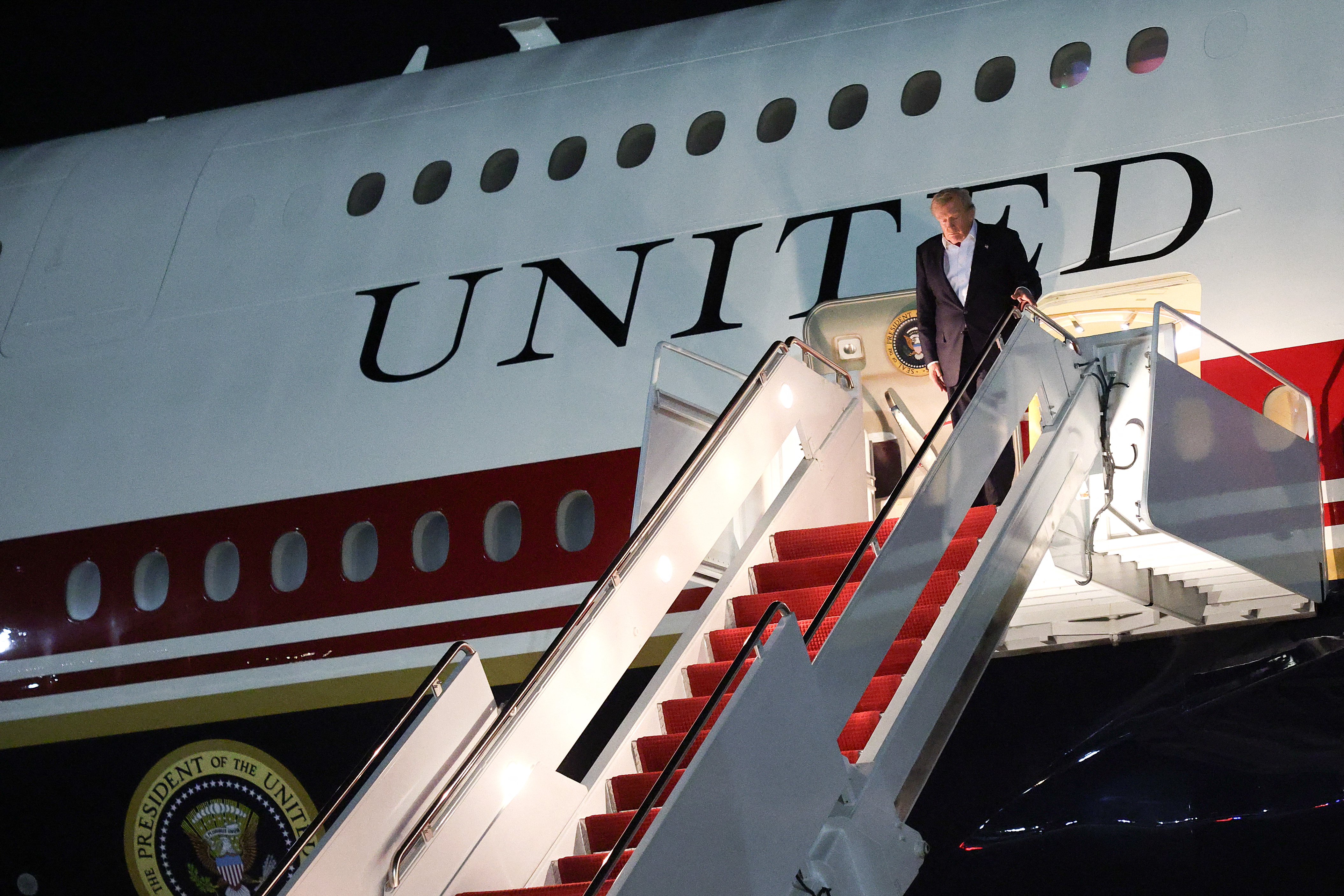 WASHINGTON, DC - JULY 08: U.S. President Donald Trump returns to Joint Base Andrews on July 09, 2026 in Washington, DC. Trump, switched from the old Air Force One to the new Air Force One while stopping in the U.K. at RAF Mildenhall Air Force Base was returning from his visit to Ankara, Turkey where he attended the NATO summit. Win McNamee/Getty Images/AFP (Photo by WIN MCNAMEE / GETTY IMAGES NORTH AMERICA / Getty Images via AFP)