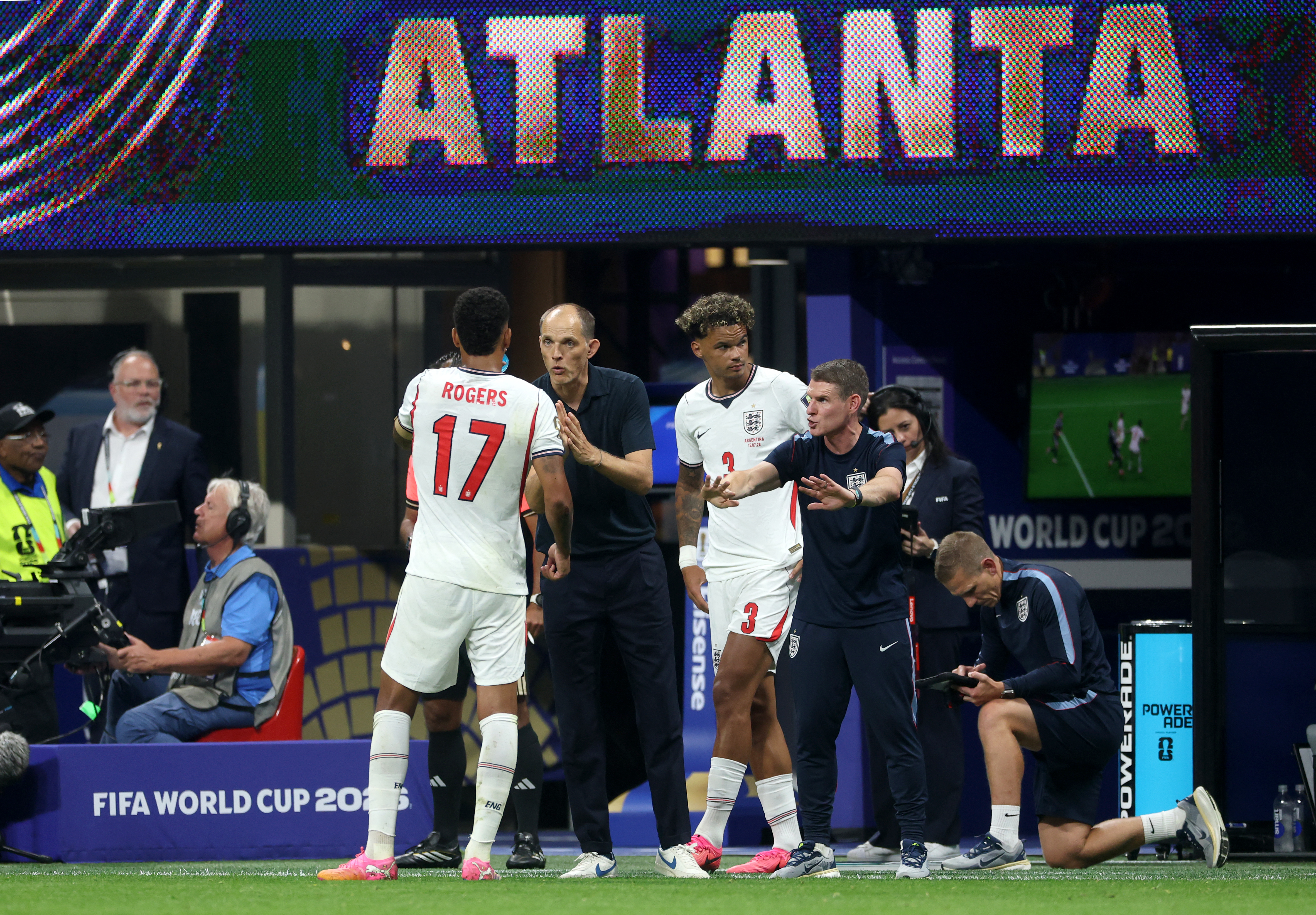 ATLANTA, GEORGIA - JULY 15: Thomas Tuchel, Manager of England, speaks to Morgan Rogers #17 while Nico O'Reilly #3 of England stands on the touch line to substitute during the FIFA World Cup 2026 Semi Final match between England and Argentina at Atlanta Stadium on July 15, 2026 in Atlanta, Georgia. Richard Pelham/Getty Images/AFP (Photo by Richard Pelham / GETTY IMAGES NORTH AMERICA / Getty Images via AFP)