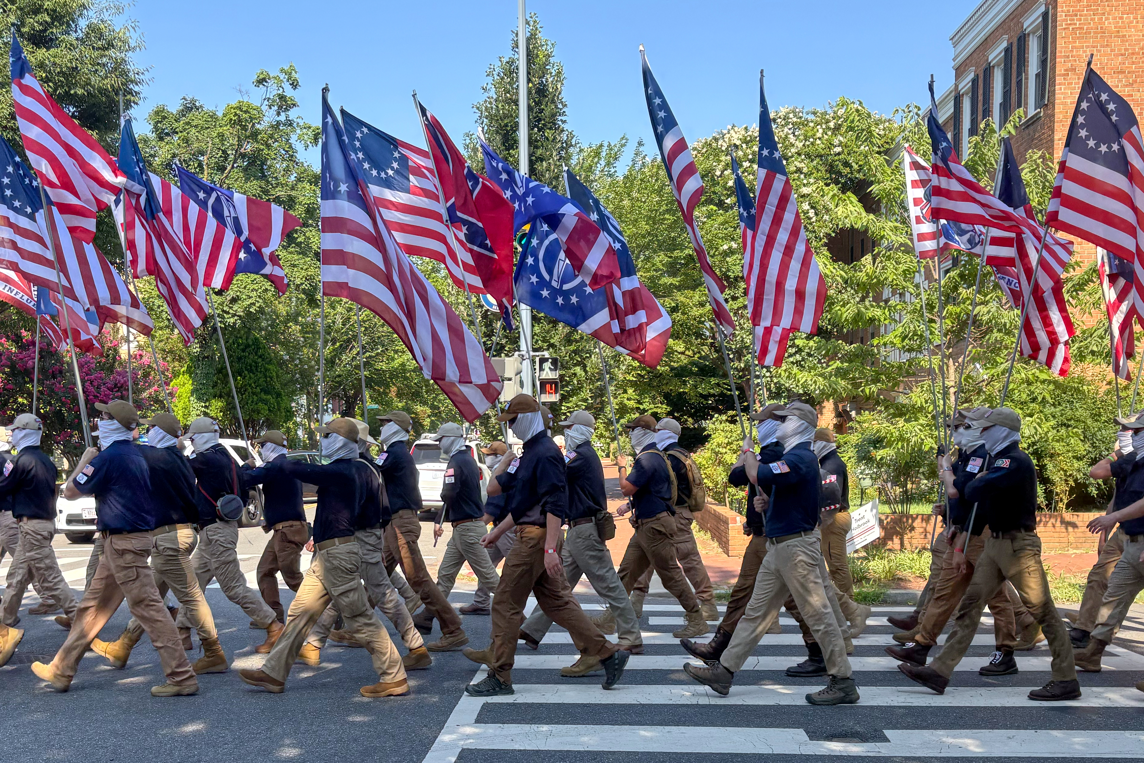 En esta imagen proporcionada por Mark Sherman, miembros del grupo Patriot Front usan mascarillas mientras marchan antes de los actos del Día de la Independencia en honor al 250 aniversario de la nación, el sábado 4 de julio de 2026, en Washington. (Mark Sherman vía AP)