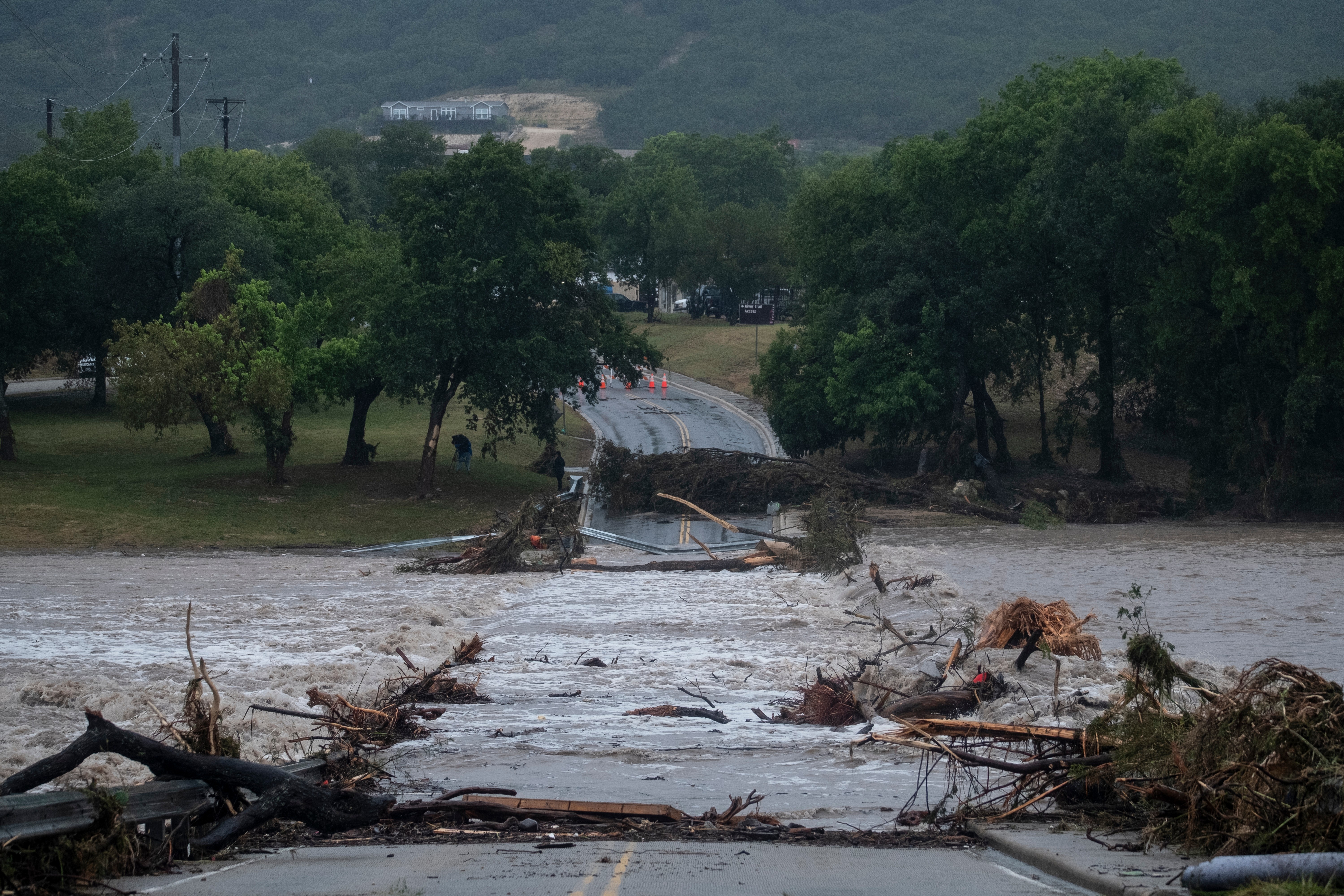Inundaciones bloquean la calle G a lo largo del río Guadalupe el jueves 16 de julio de 2026, en Kerrville, Texas. (AP Foto/Joel Angel Juárez)