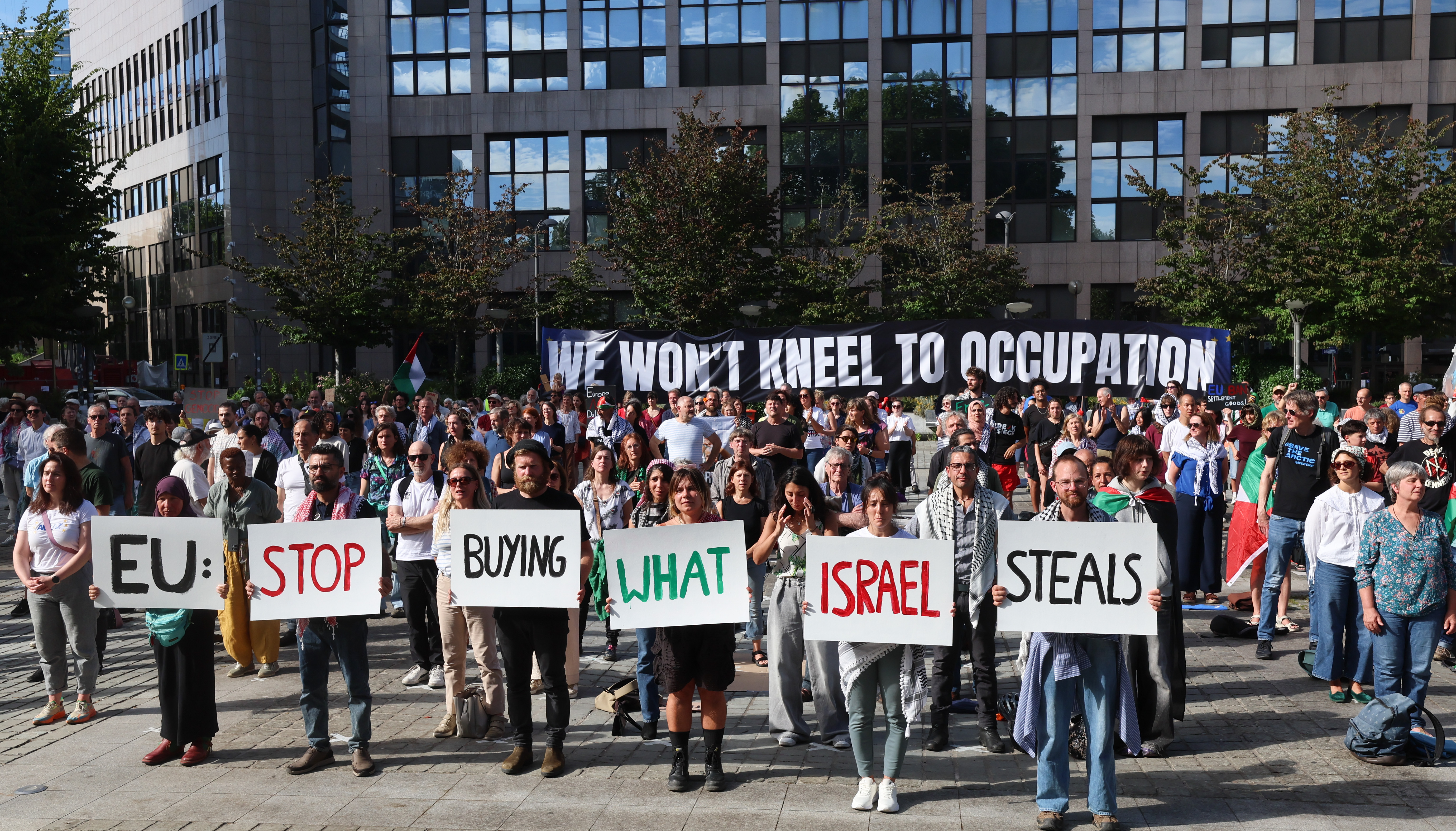 epa13044603 Freedom Flotilla activists and supporters demonstrate in support of Gaza near the European Council headquarters in Brussels, Belgium, 17 June 2026. The protest took place a day ahead of a meeting of European Union leaders in Brussels and follows the interception by Israeli forces of the Freedom Flotilla vessel Madleen while it was attempting to deliver humanitarian aid to Gaza, with activists calling on the EU to take stronger action regarding the conflict and humanitarian situation in the Palestinian territory. EPA/OLIVIER HOSLET