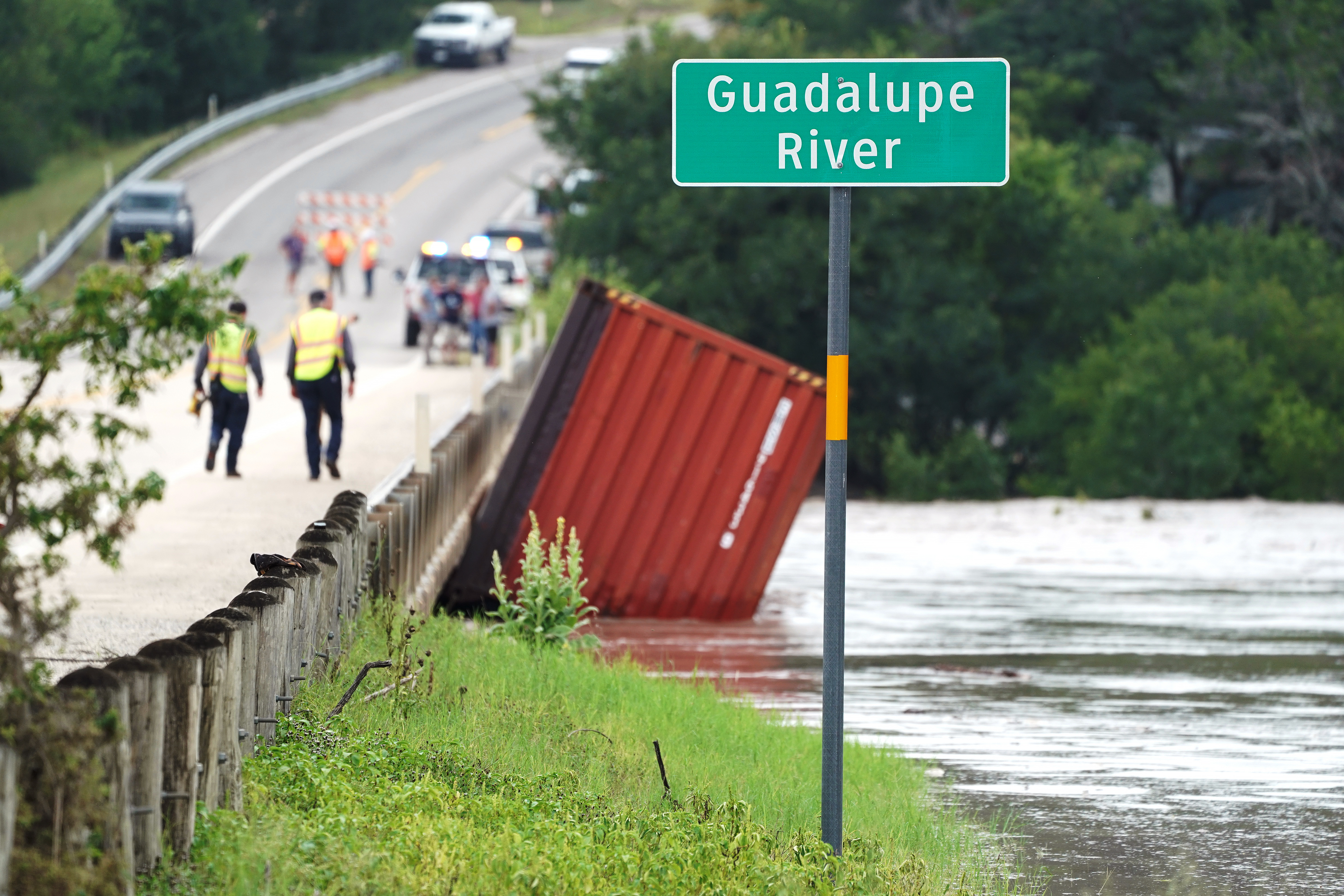 epa13116134 The Guadalupe River rises to the top of a bridge near Boerne, Texas, USA, 16 July 2026. Severe flooding affected parts of South-Central Texas and the Texas Hill Country, with a dangerous flood wave moving down the Guadalupe River, according to the National Weather Service. EPA/DUSTIN SAFRANEK