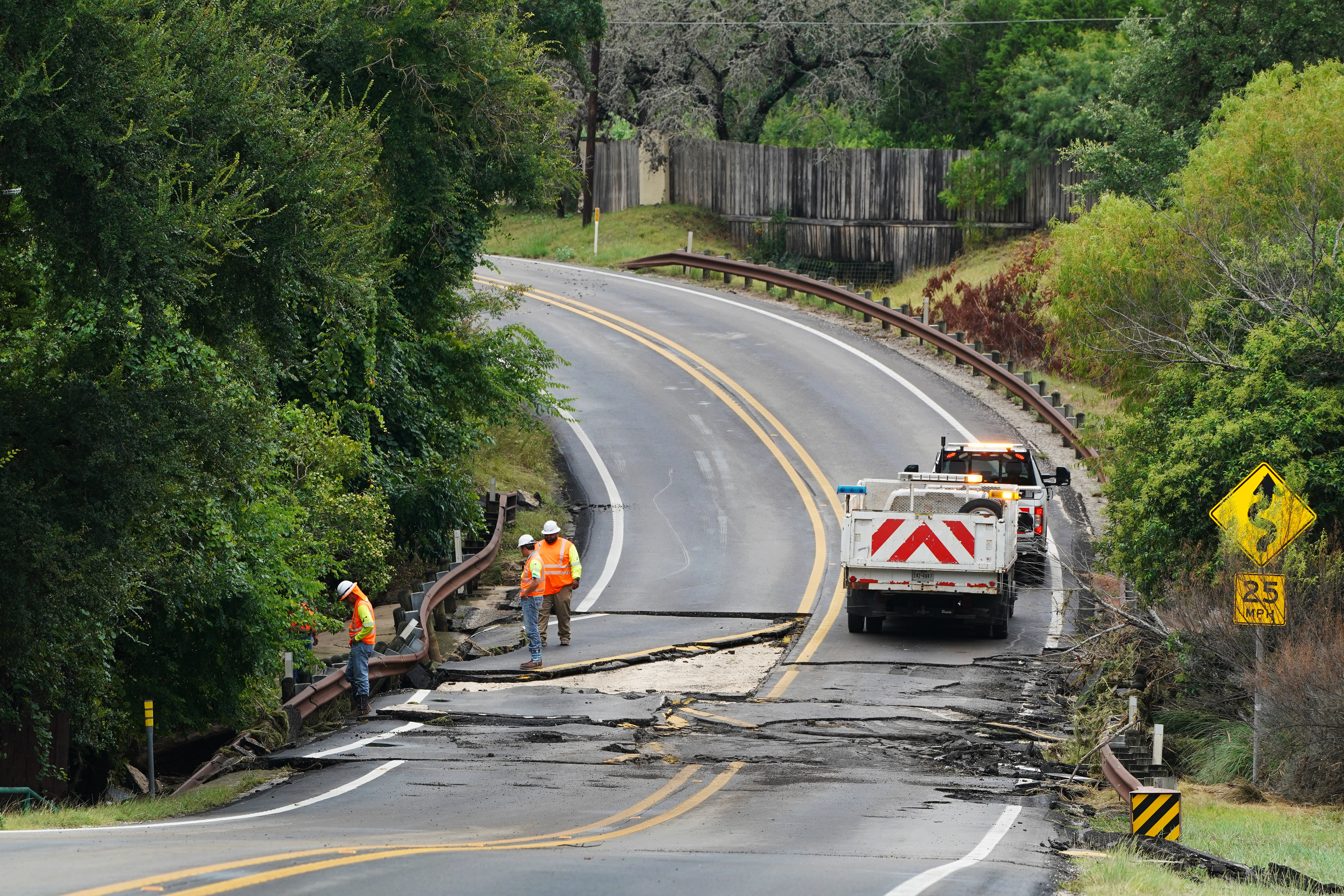 epa13116256 Crews inspect a section of washed out road along the Guadalupe River in Ingram, Texas, USA, 16 July 2026. Severe flooding affected parts of South-Central Texas and the Texas Hill Country, with a dangerous flood wave moving down the Guadalupe River, according to the National Weather Service. EPA/DUSTIN SAFRANEK