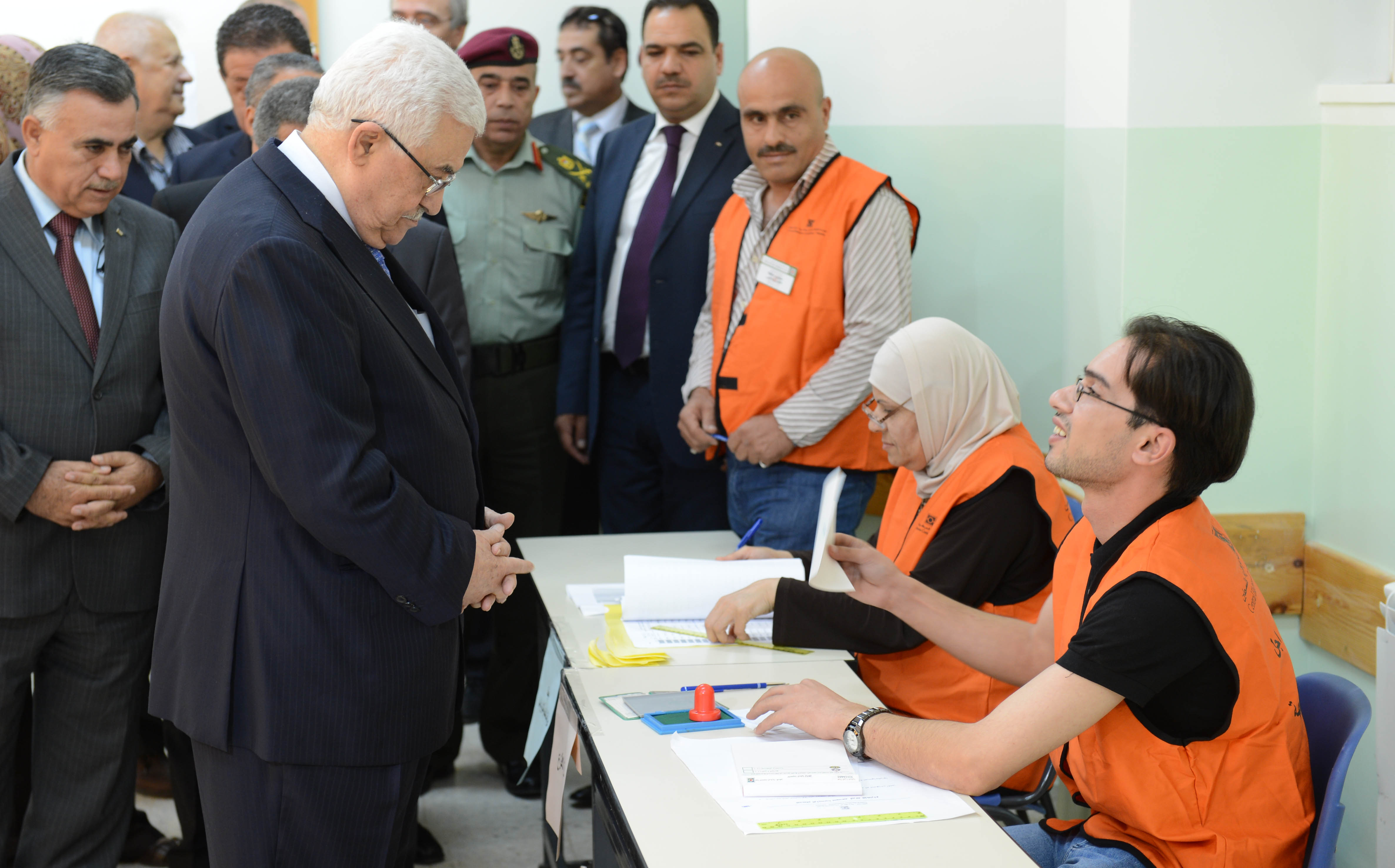 Palestinian President Mahmoud Abbas (L) votes in the municipal elections in October 2012 in Ramallah, occupied West Bank