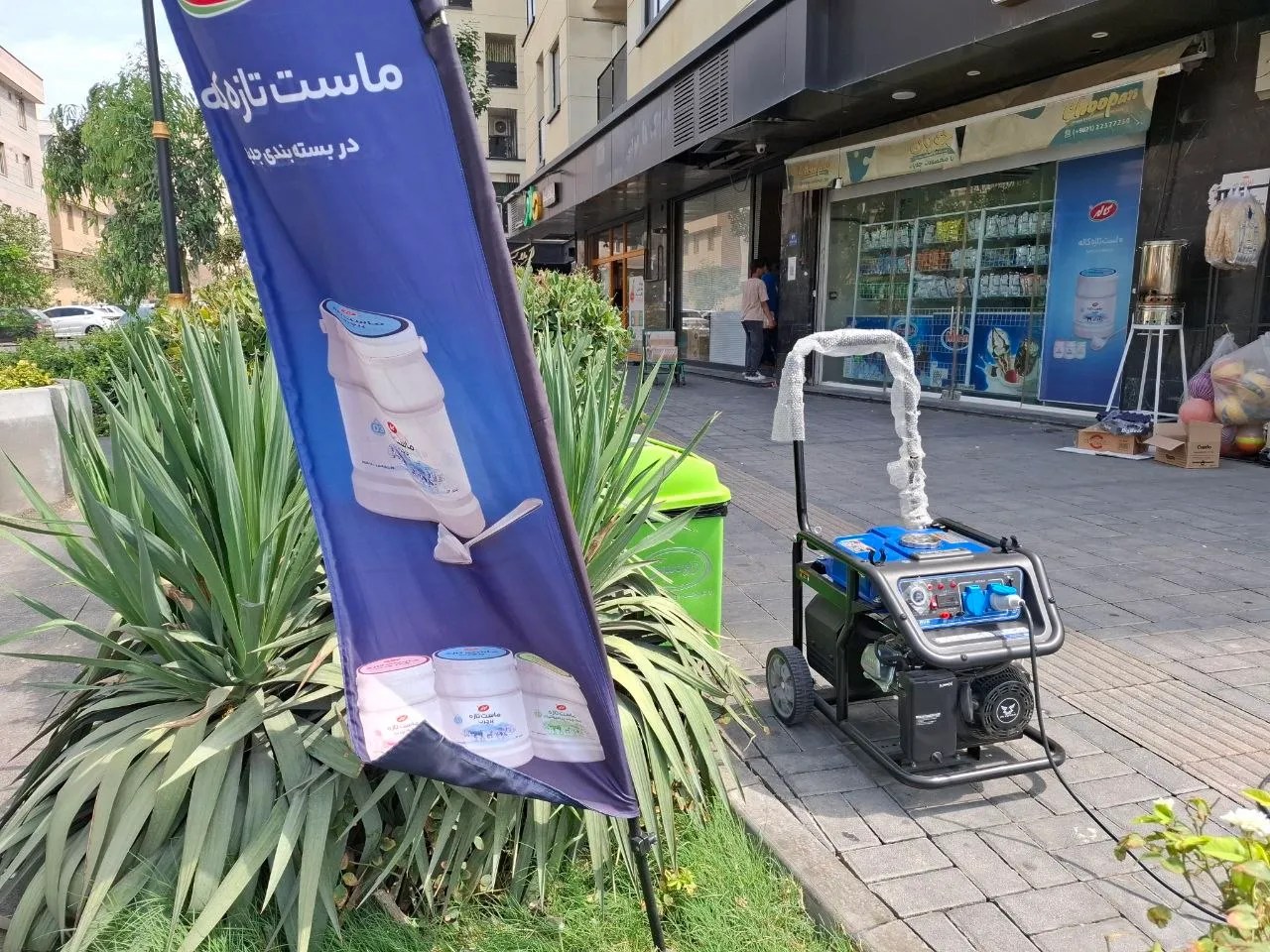 Small business owners increasingly rely on noisy portable generators on city sidewalks just to save perishable goods from spoiling during the sudden outages. [Rasol Alhaei/Al Jazeera]