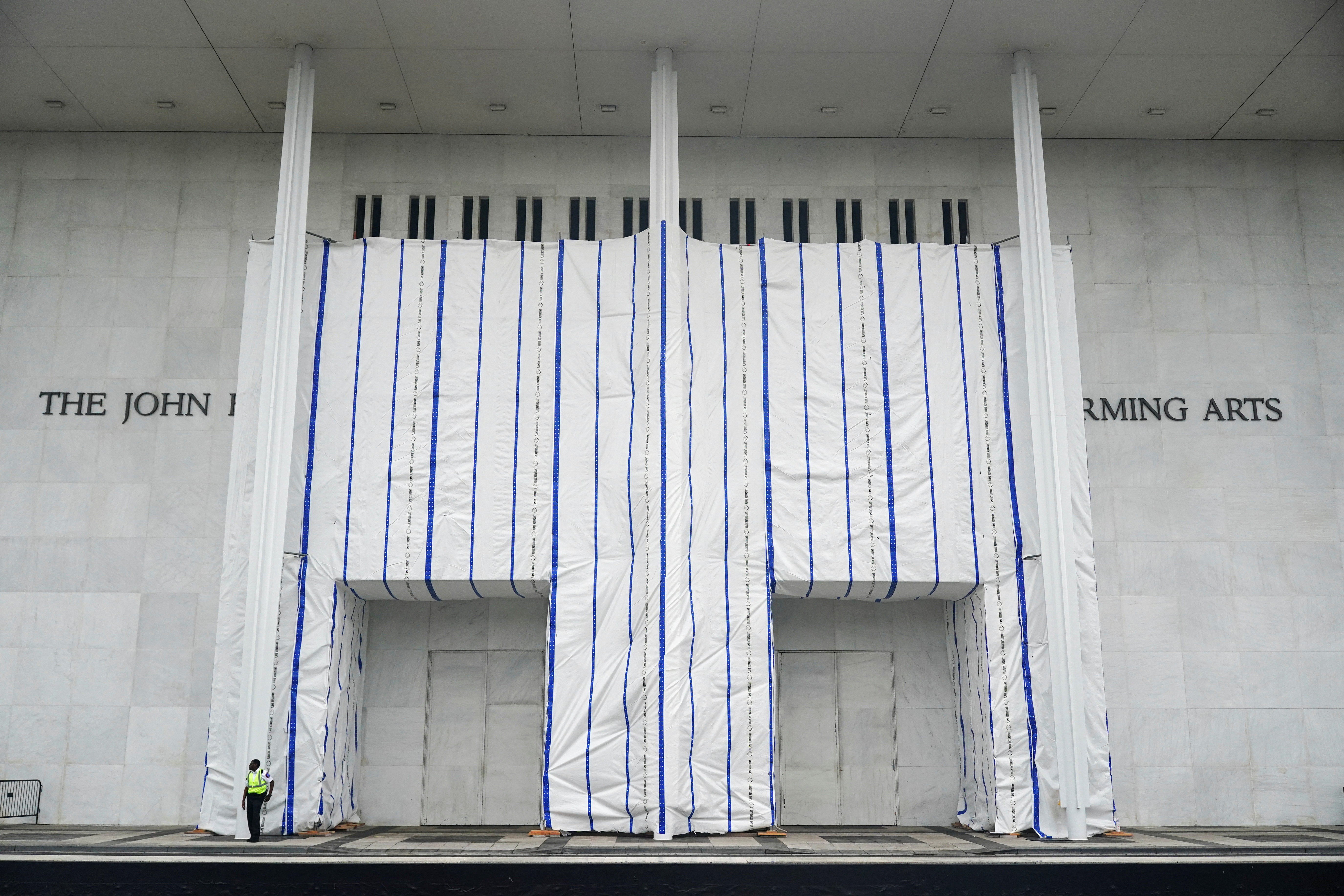 A tarp covers the facade of the John F. Kennedy Memorial Center for the Performing Arts, following a federal judge’s order to remove U.S. President Donald Trump's name from the institution, on the day comedian Bill Maher receives the Mark Twain Prize for American Humor at the Kennedy Center, in Washington, D.C., U.S., June 28, 2026. REUTERS/Nathan Howard