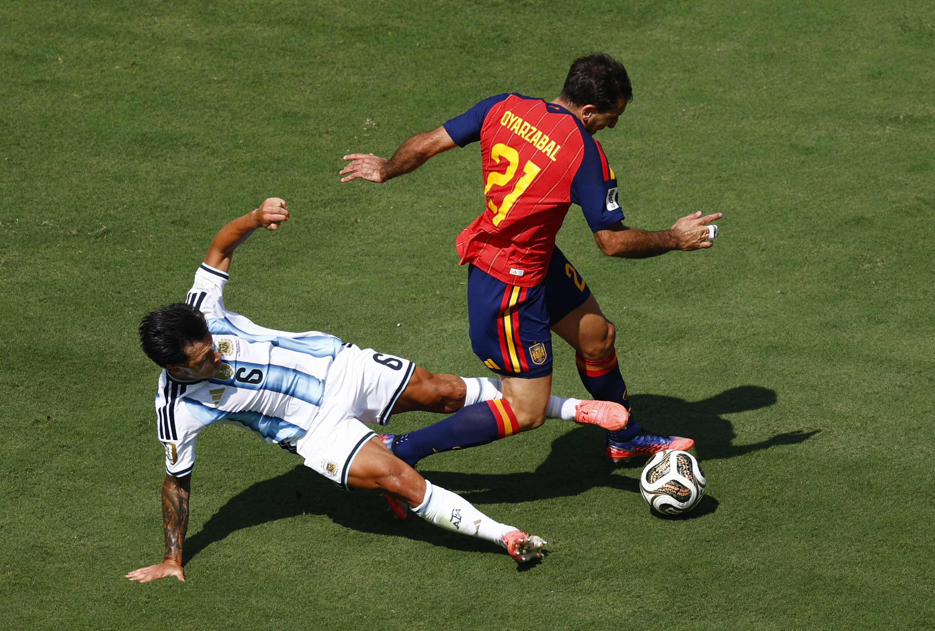 Soccer Football - FIFA World Cup 2026 - Final - Spain v Argentina - New York/New Jersey Stadium, East Rutherford, New Jersey, U.S. - July 19, 2026 Argentina's Lisandro Martinez fouls Spain's Mikel Oyarzabal and receives a yellow card REUTERS/Jeenah Moon