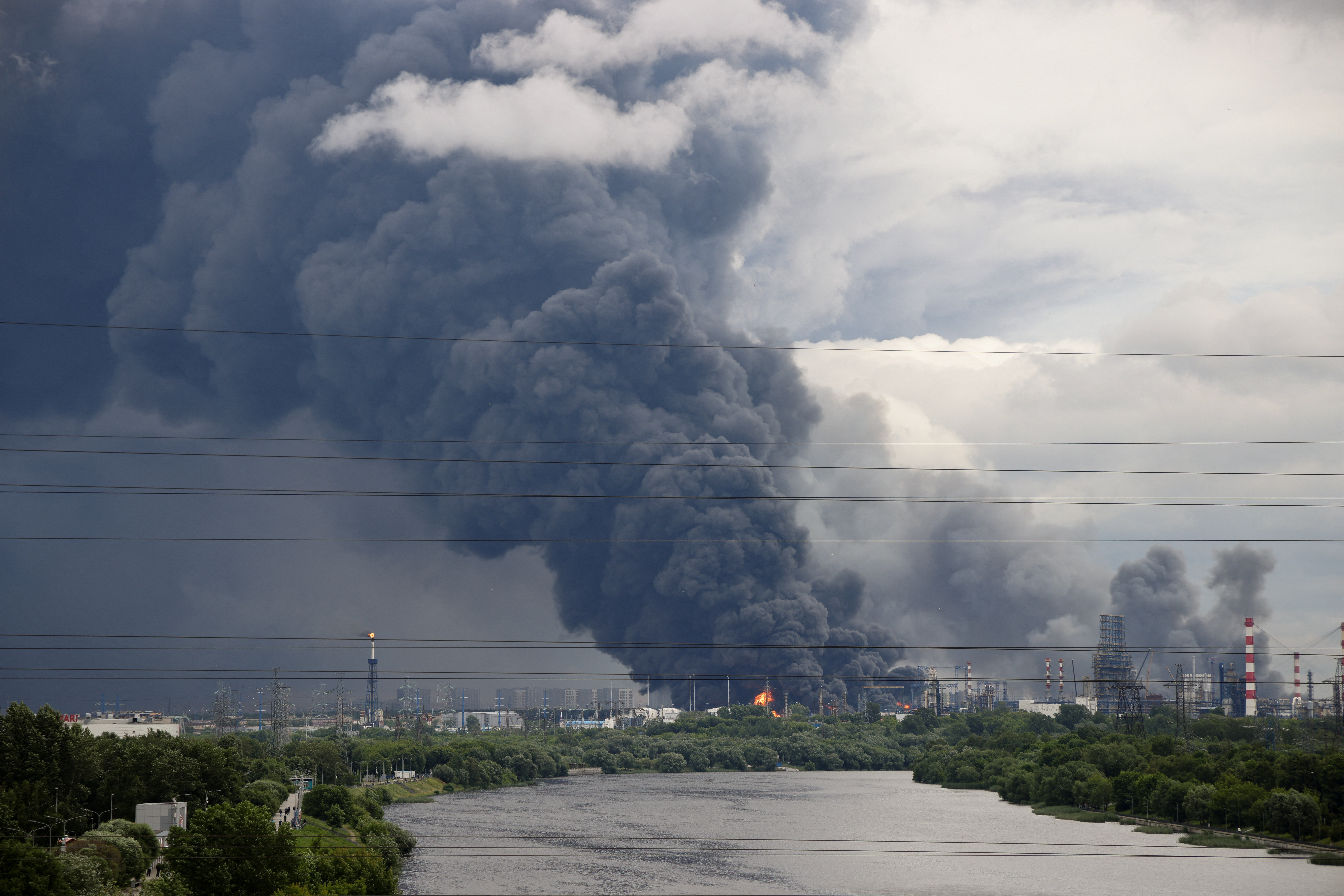 Thick plumes of smoke with flames rise from an oil refinery following a Ukrainian drone attack in the course of Russia-Ukraine conflict, in Moscow, Russia, June 18, 2026, in this picture obtained from social media. SOCIAL MEDIA/via REUTERS THIS IMAGE HAS BEEN SUPPLIED BY A THIRD PARTY.