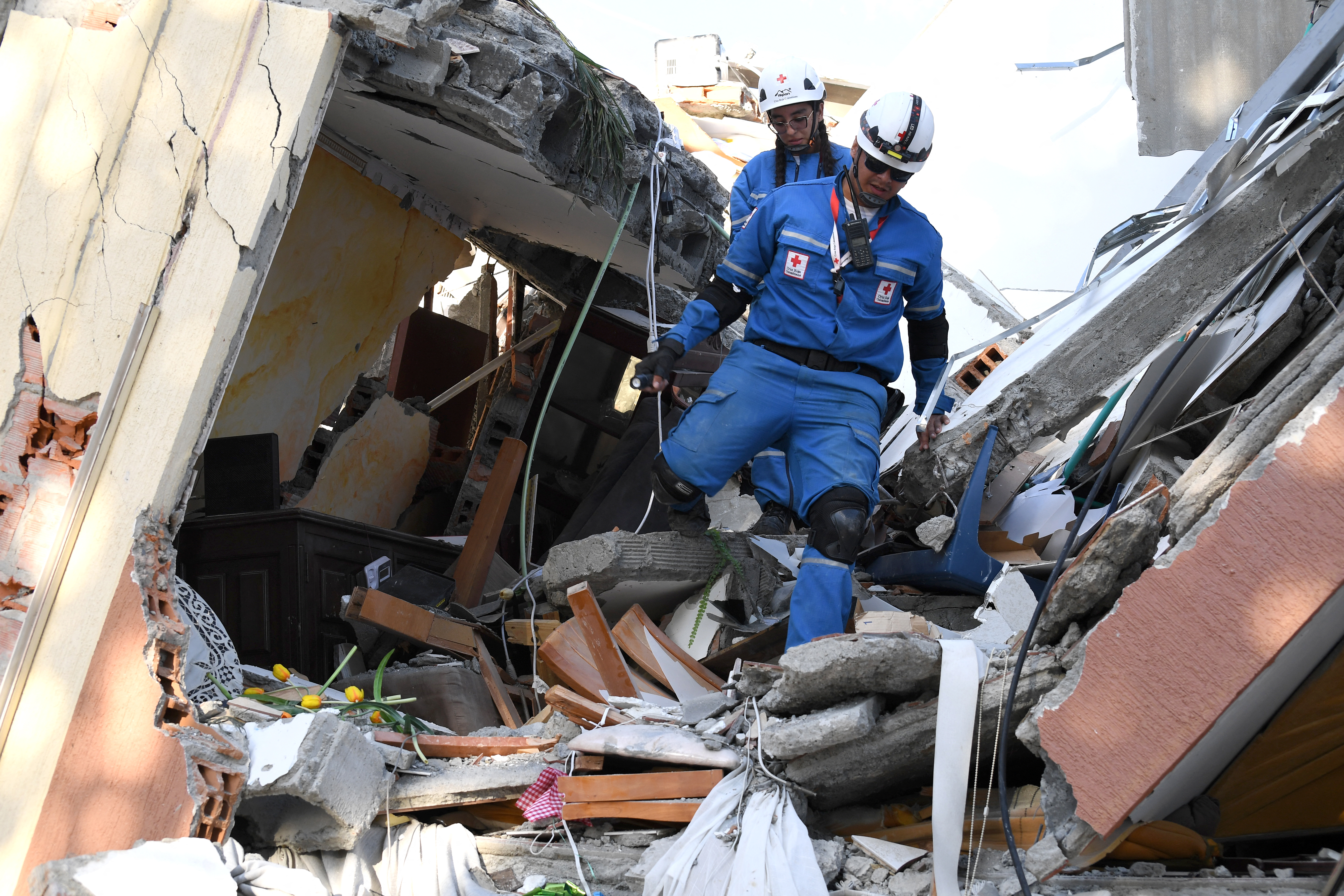 Rescue efforts intensify as quake devastates western Colombia towns