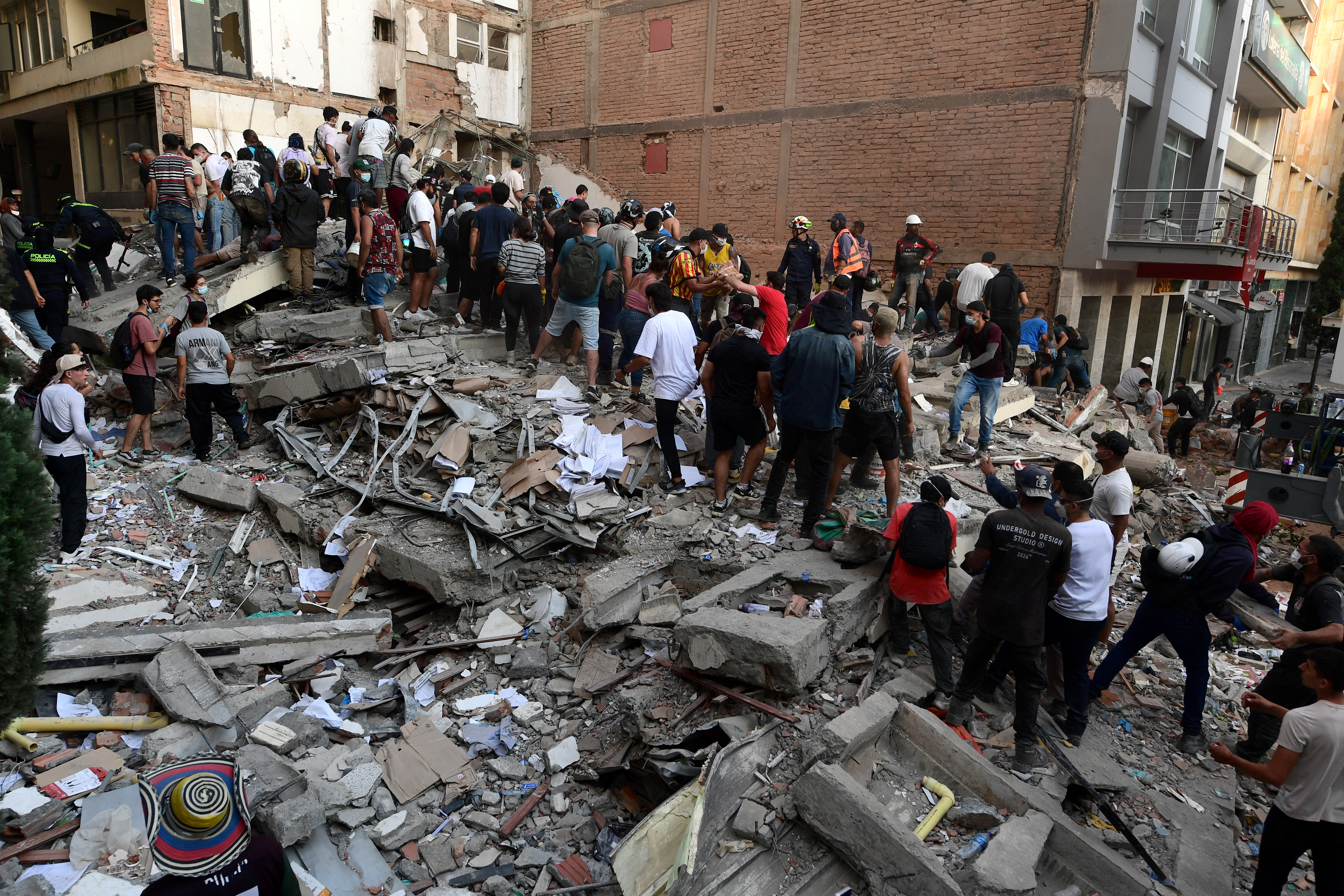 Rescue efforts intensify as quake devastates western Colombia towns