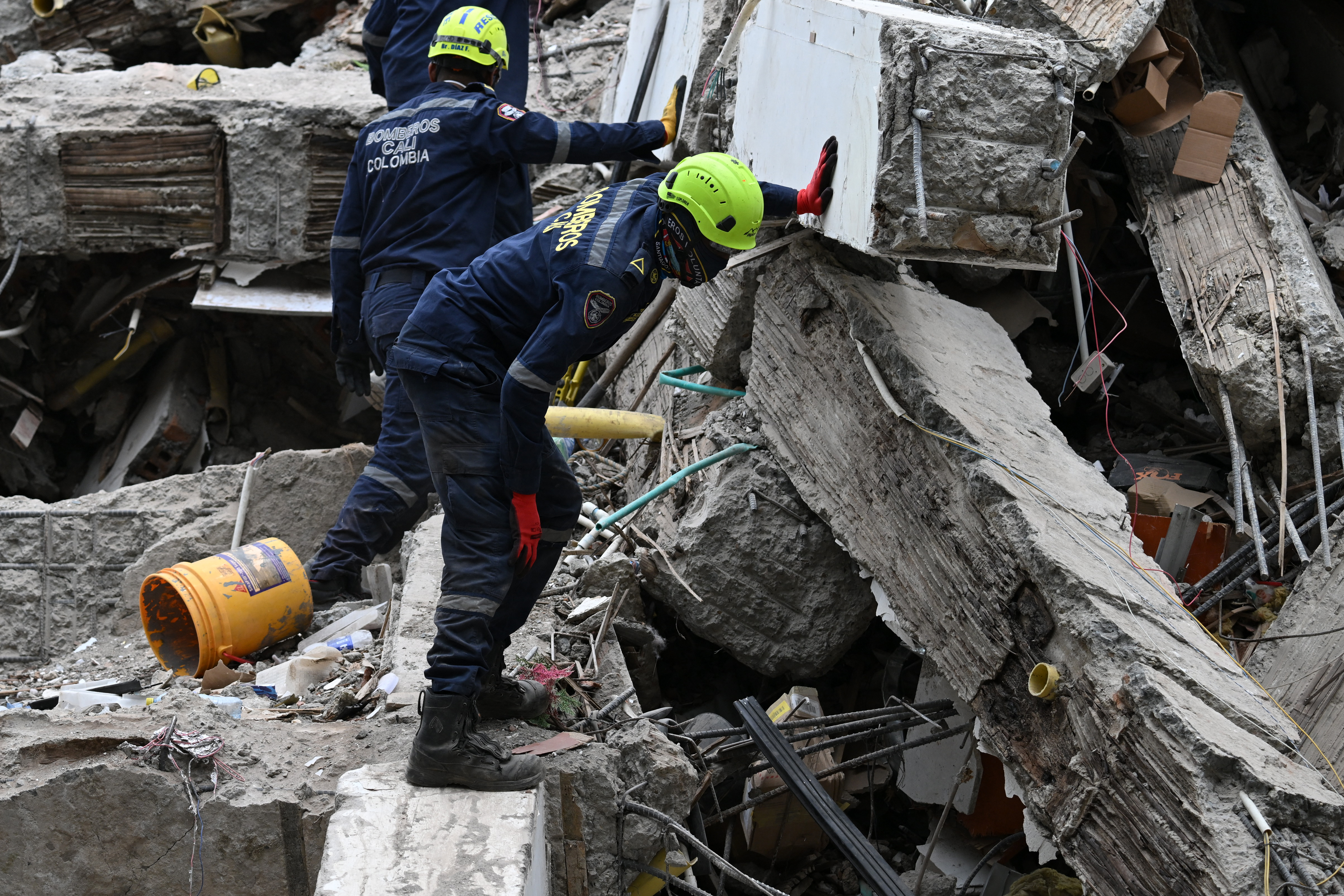 Hope fades as teams dig for survivors in Colombia earthquake