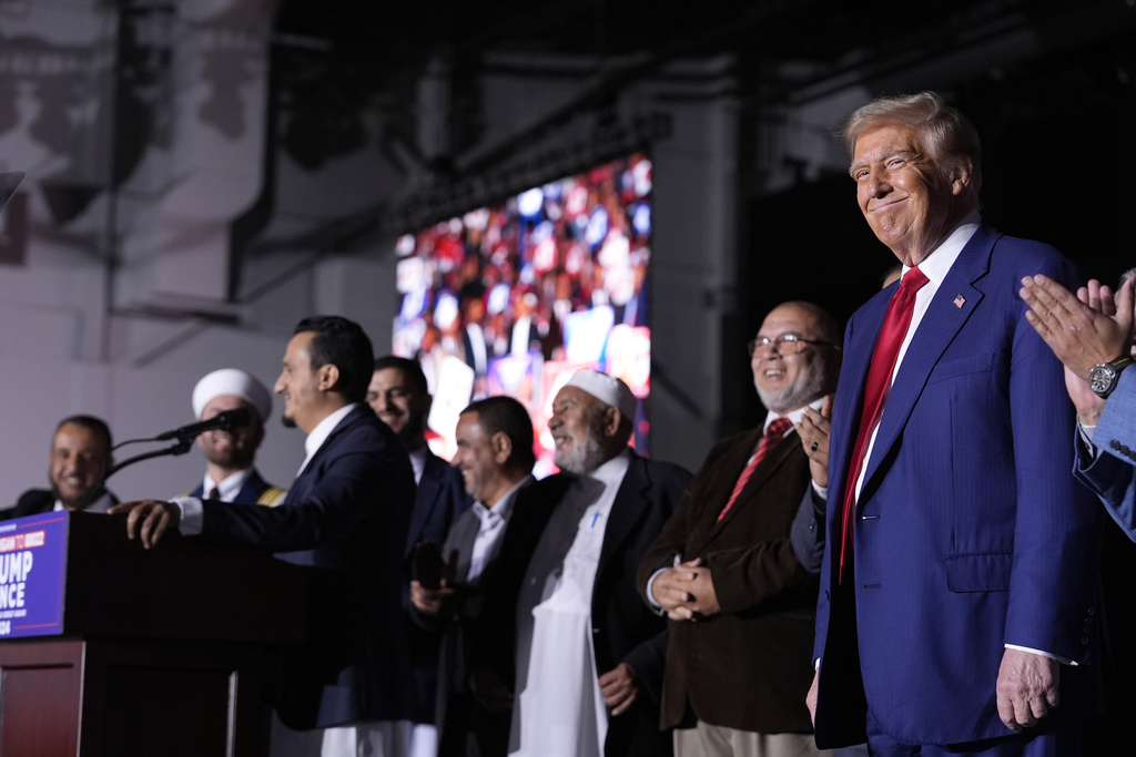 Trump stands next to imams