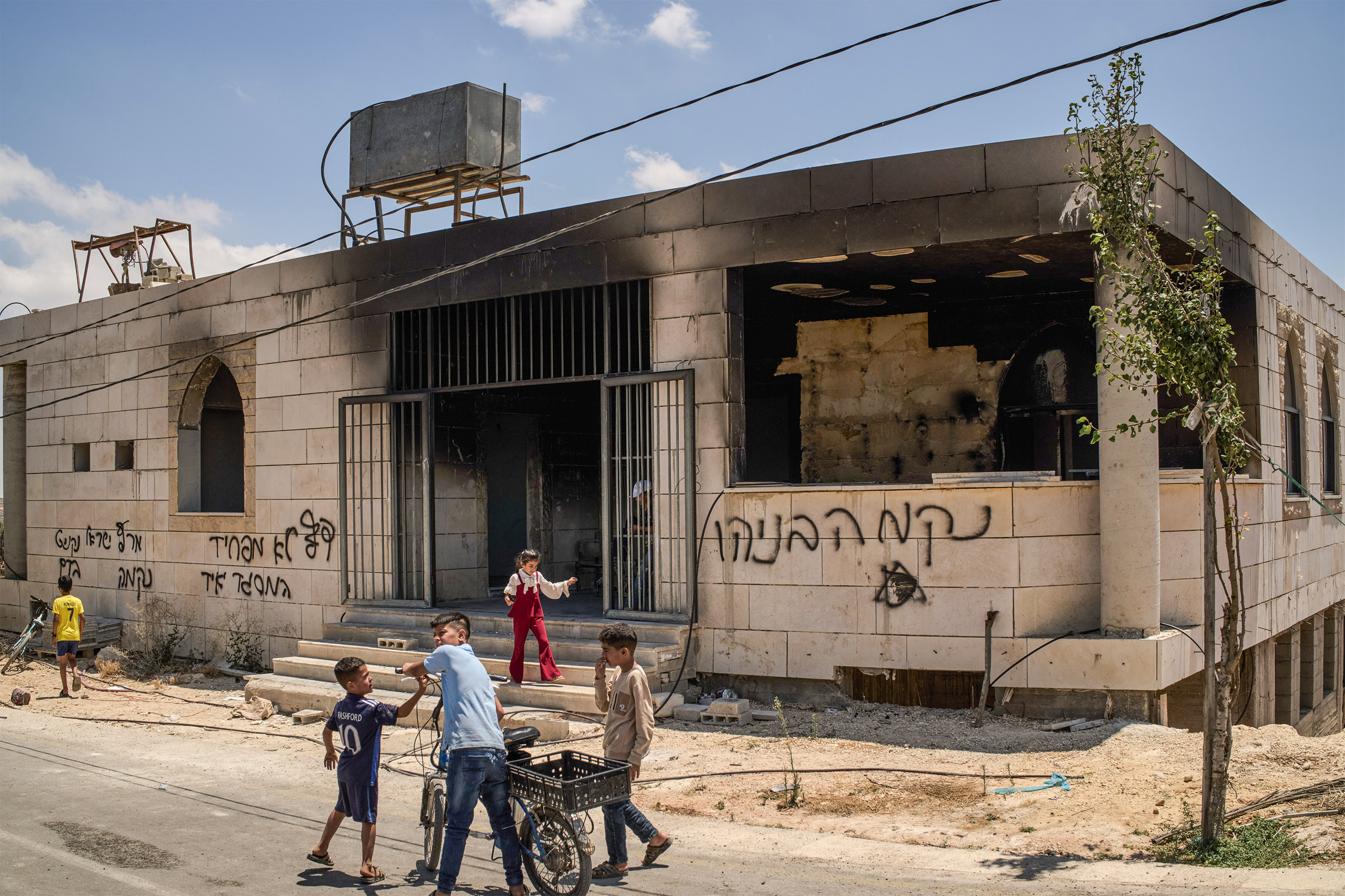 Israeli settlers besiege three Palestinian families in West Bank
