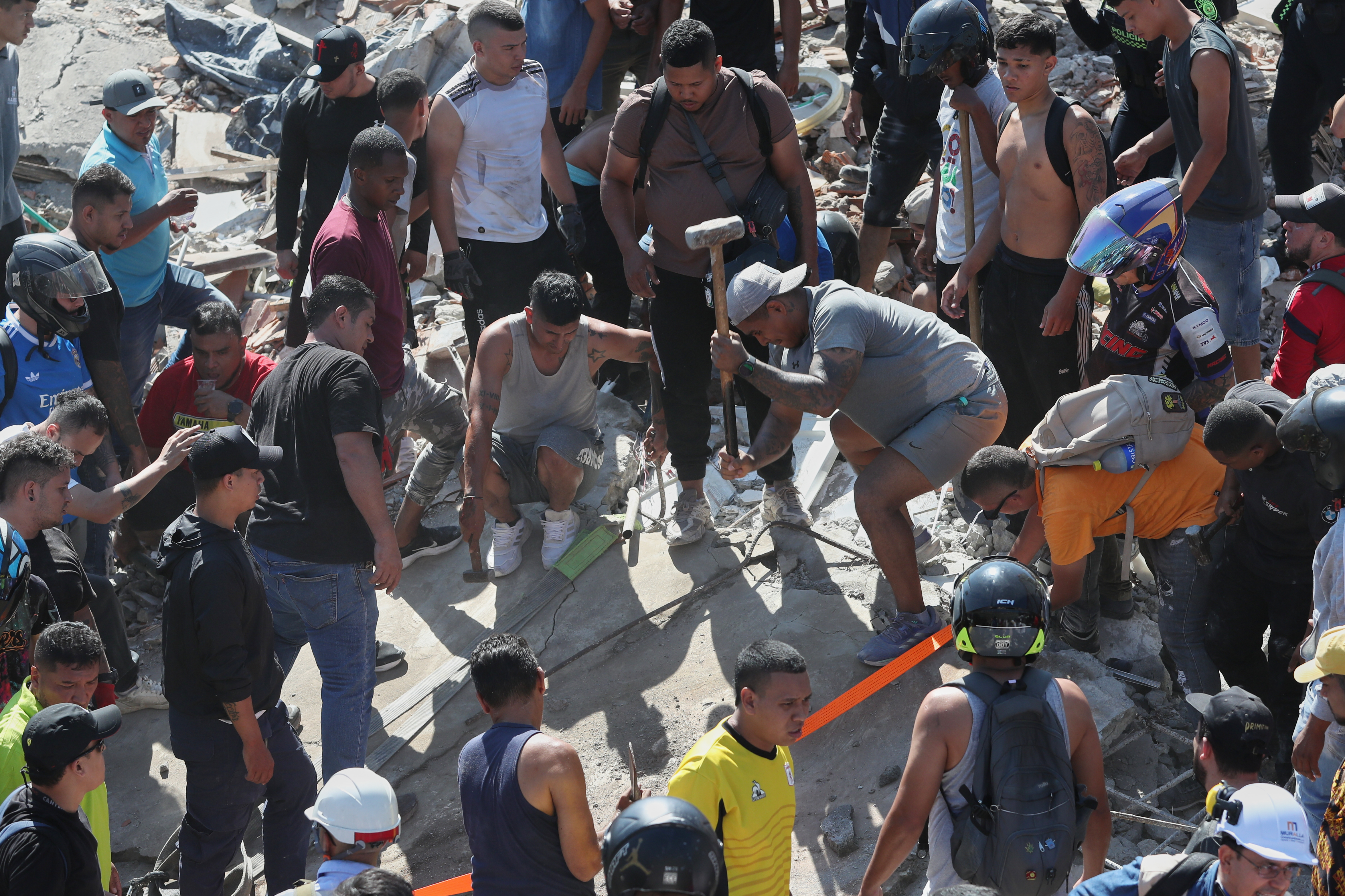 Rescue efforts intensify as quake devastates western Colombia towns