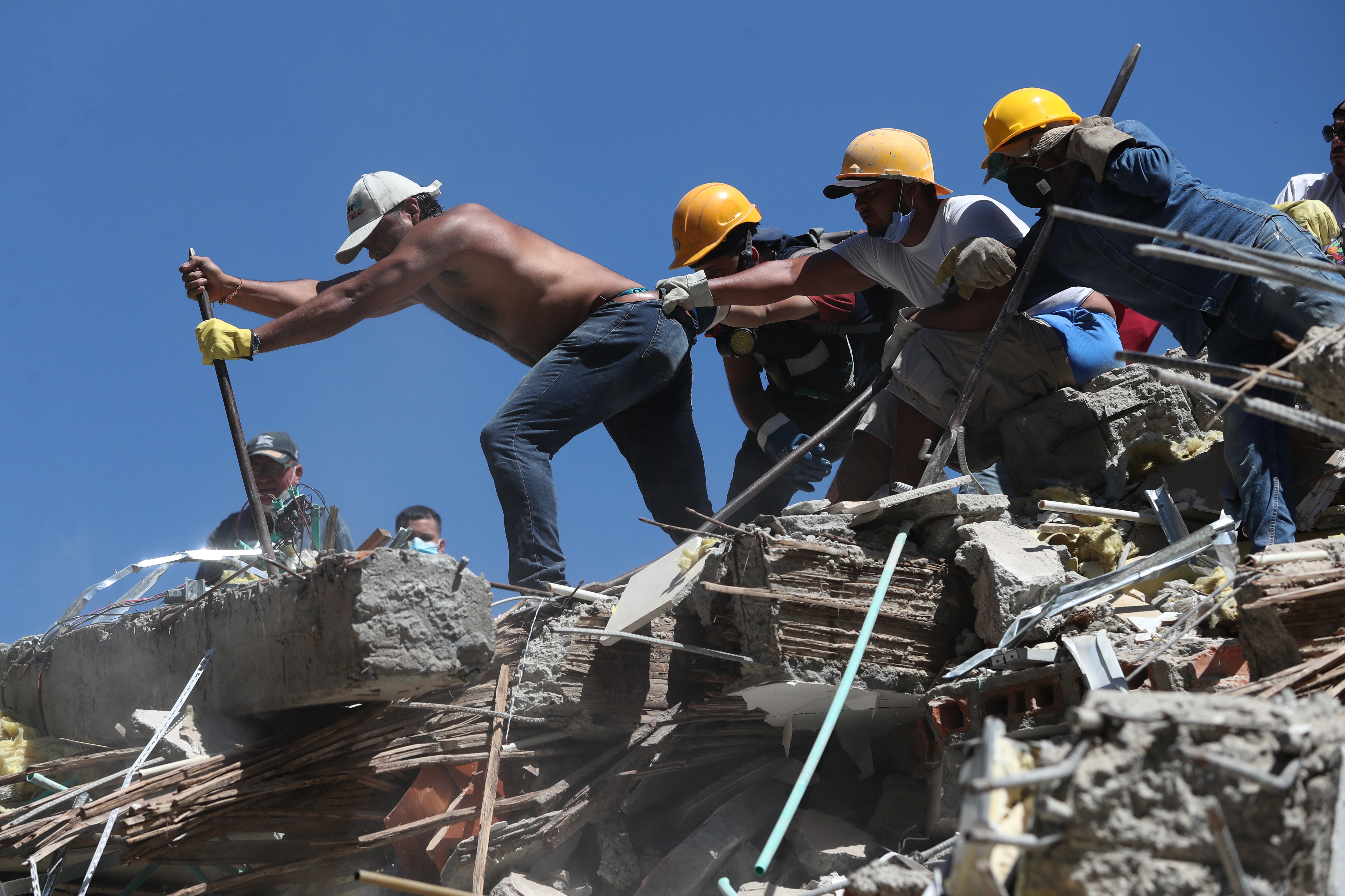 Rescue efforts intensify as quake devastates western Colombia towns