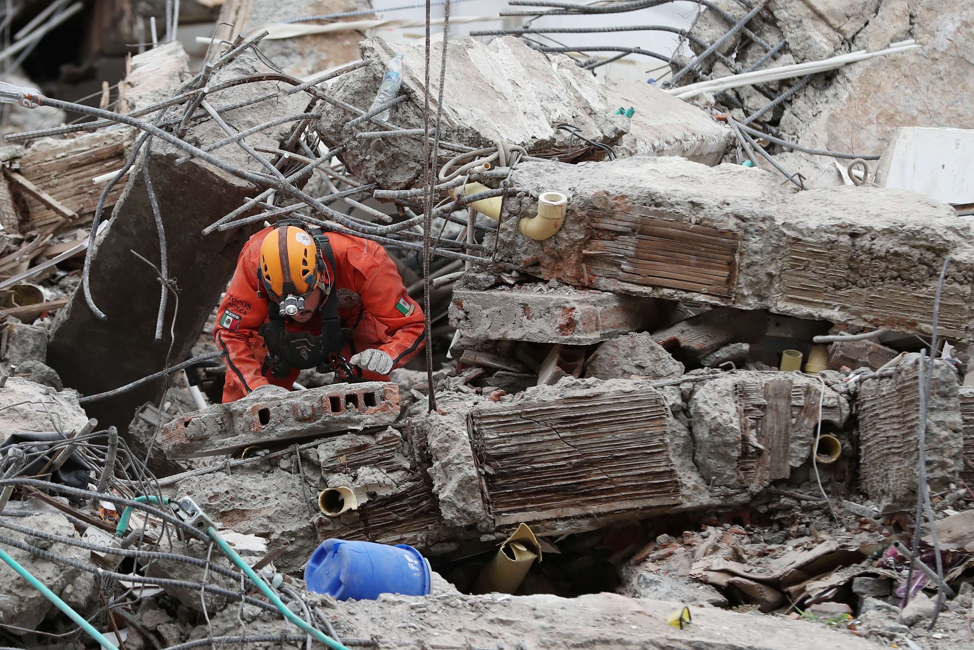 Hope fades as teams dig for survivors in Colombia earthquake