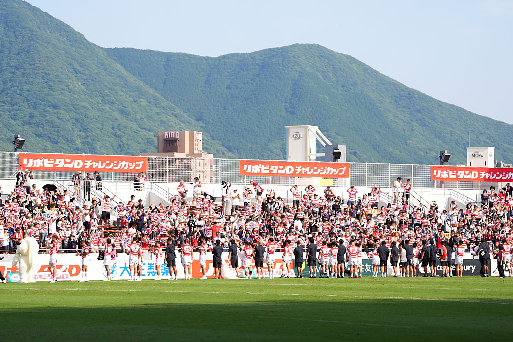 Japanese players applaud fans.