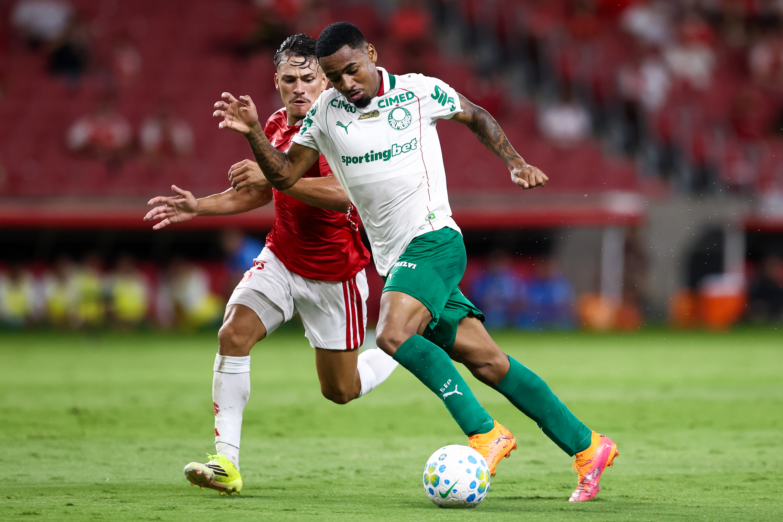 PORTO ALEGRE, BRAZIL - FEBRUARY 12: Alexandro Bernabei of Internacional and Allan Elias of Palmeiras compete for the ball during the match between Internacional and Palmeiras as part of Brasileirao 2026 at Beira-Rio Stadium on February 12, 2026 in Porto Alegre, Brazil. (Photo by Pedro H. Tesch/Getty Images)