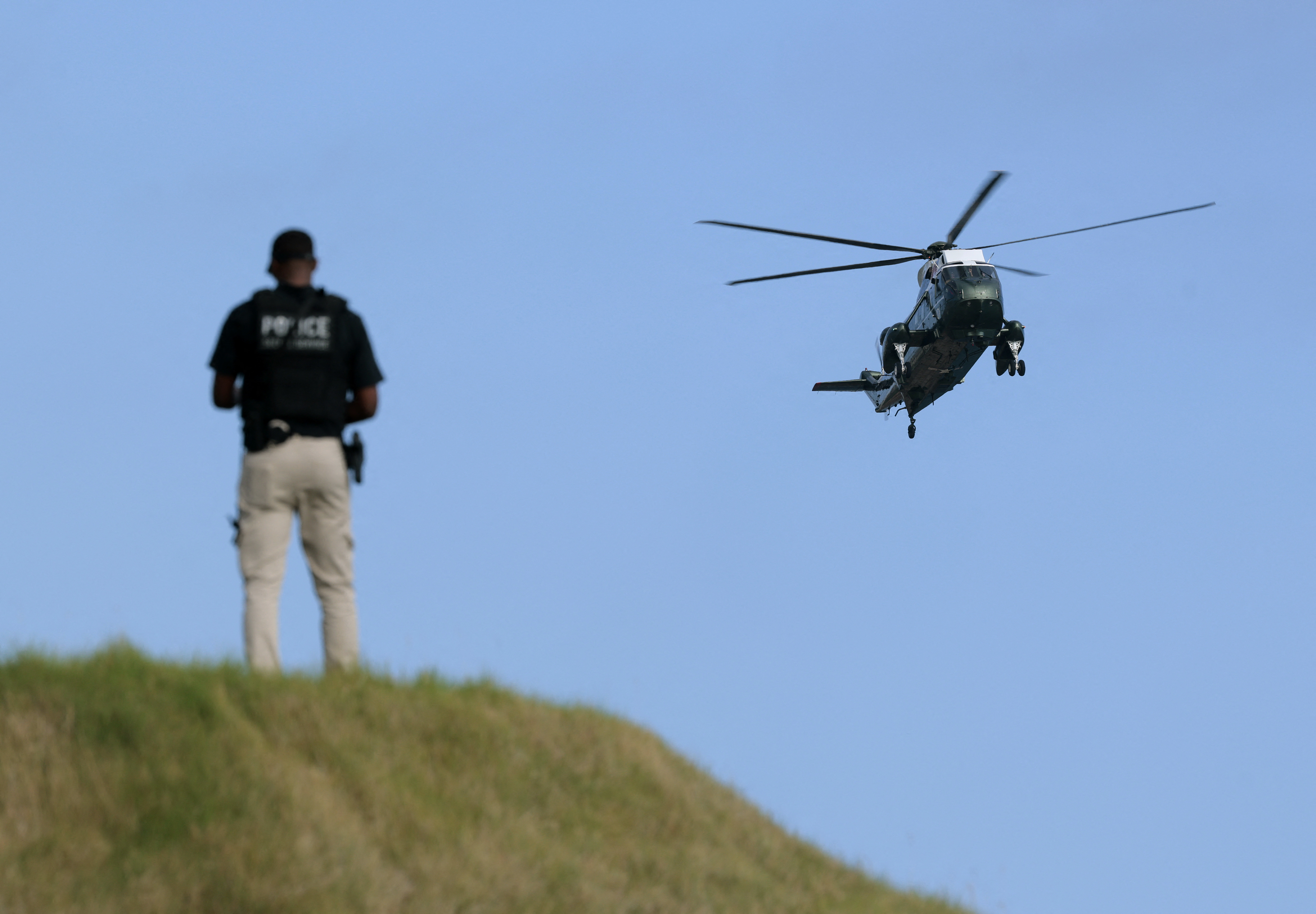 RANCHO PALOS VERDES, CA - AUGUST 04: Marine One carrying U.S. President Donald Trump arrives at the Trump National Golf Club Los Angeles on August 04, 2026 in Rancho Palos Verdes, California. Trump is traveling to California to attend a fundraising event and then to Las Vegas for a rally on Wednesday. Chip Somodevilla/Getty Images/AFP (Photo by CHIP SOMODEVILLA / GETTY IMAGES NORTH AMERICA / Getty Images via AFP)