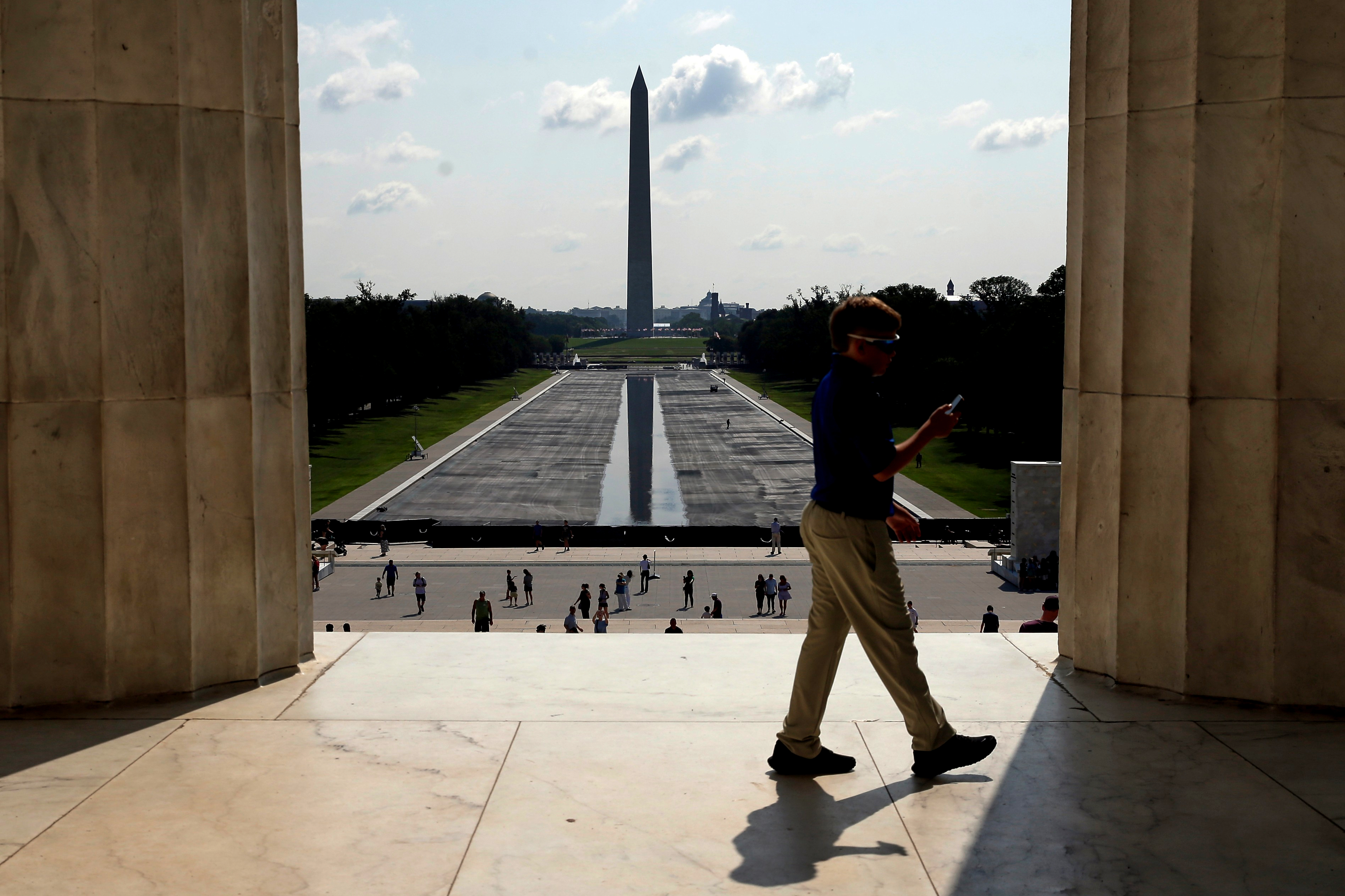 El Monumento a Washington se ve al fondo del estanque reflectante del Monumento a Lincoln, en Washington, el miércoles 29 de julio de 2026. (AP Foto/Rahmat Gul)