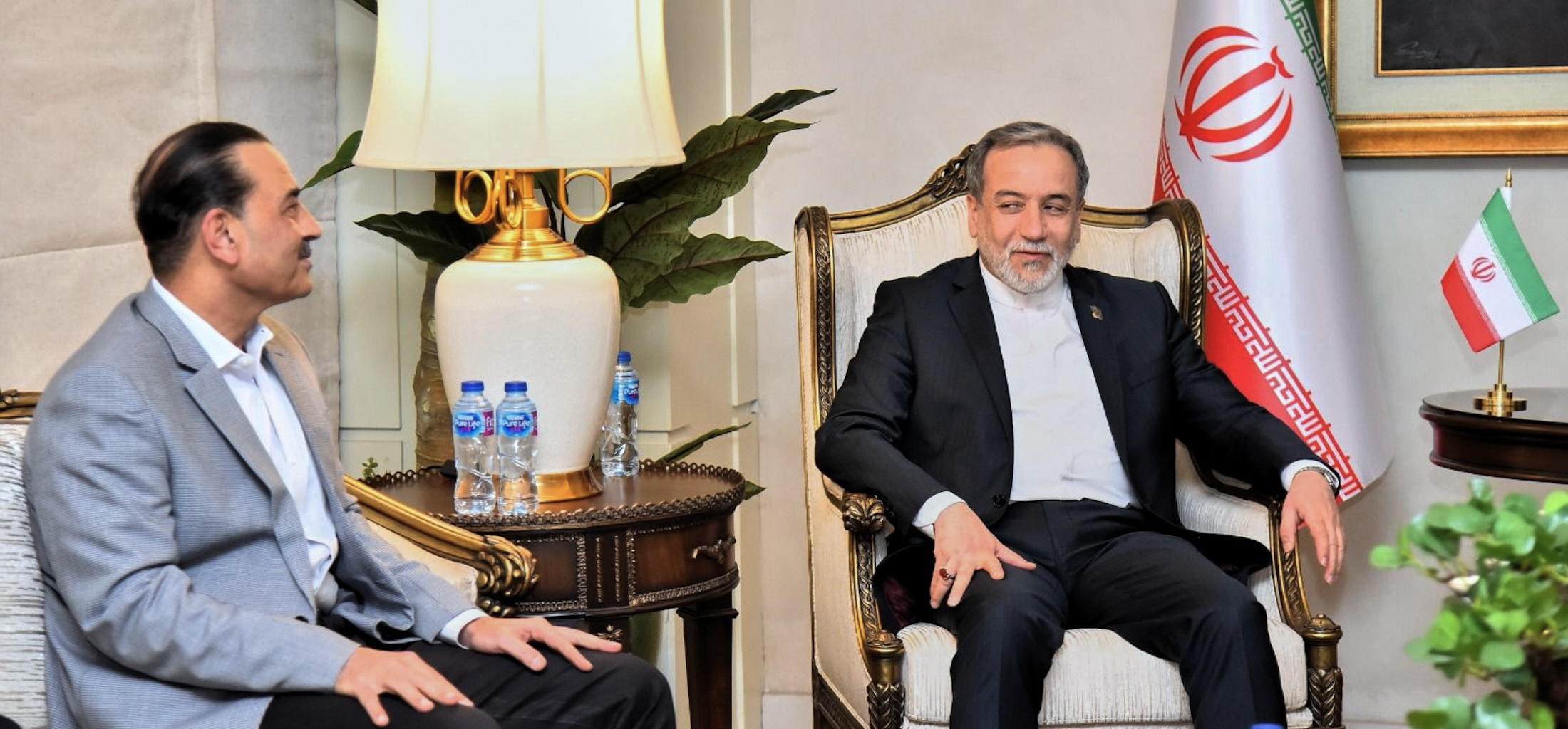 En esta foto publicada por el Ministerio de Exteriores de Pakistán, el ministro de Asuntos Exteriores iraní, Abbas Araghchi, a la derecha, se reúne con el jefe del ejército paquistaní, Asim Munir, en la base aérea Nur Khan en Rawalpindi, Pakistán, el viernes 24 de abril de 2026. (Foto, Ministerio de Exteriores de Pakistán vía AP)