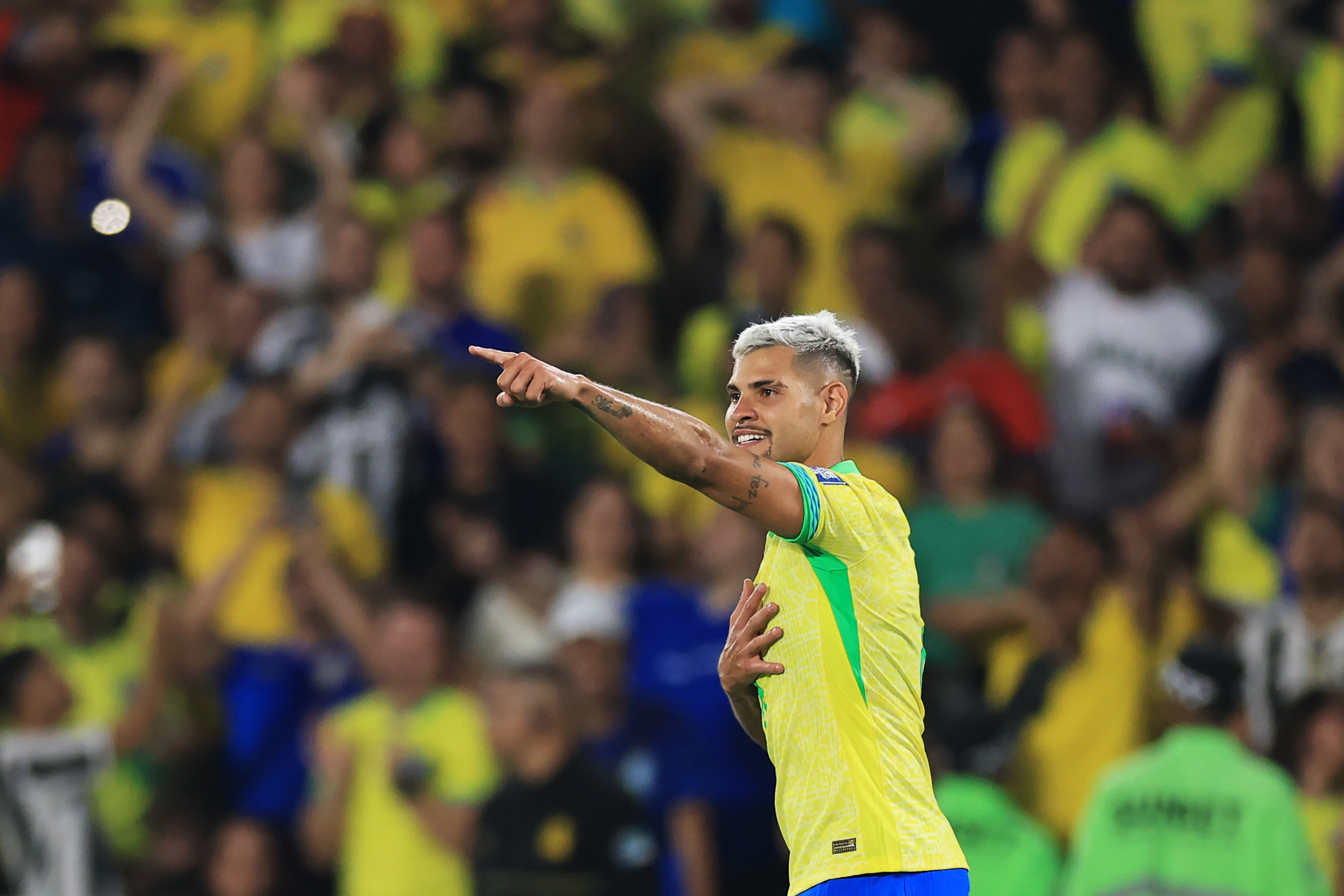 RIO DE JANEIRO, BRAZIL - SEPTEMBER 04: Bruno Guimaraes of Brazil celebrates after scoring the team's third goal with teammate Luiz Henrique during the South American FIFA World Cup 2026 Qualifier match between Brazil and Chile at Maracana Stadium on September 04, 2025 in Rio de Janeiro, Brazil. (Photo by Buda Mendes/Getty Images)