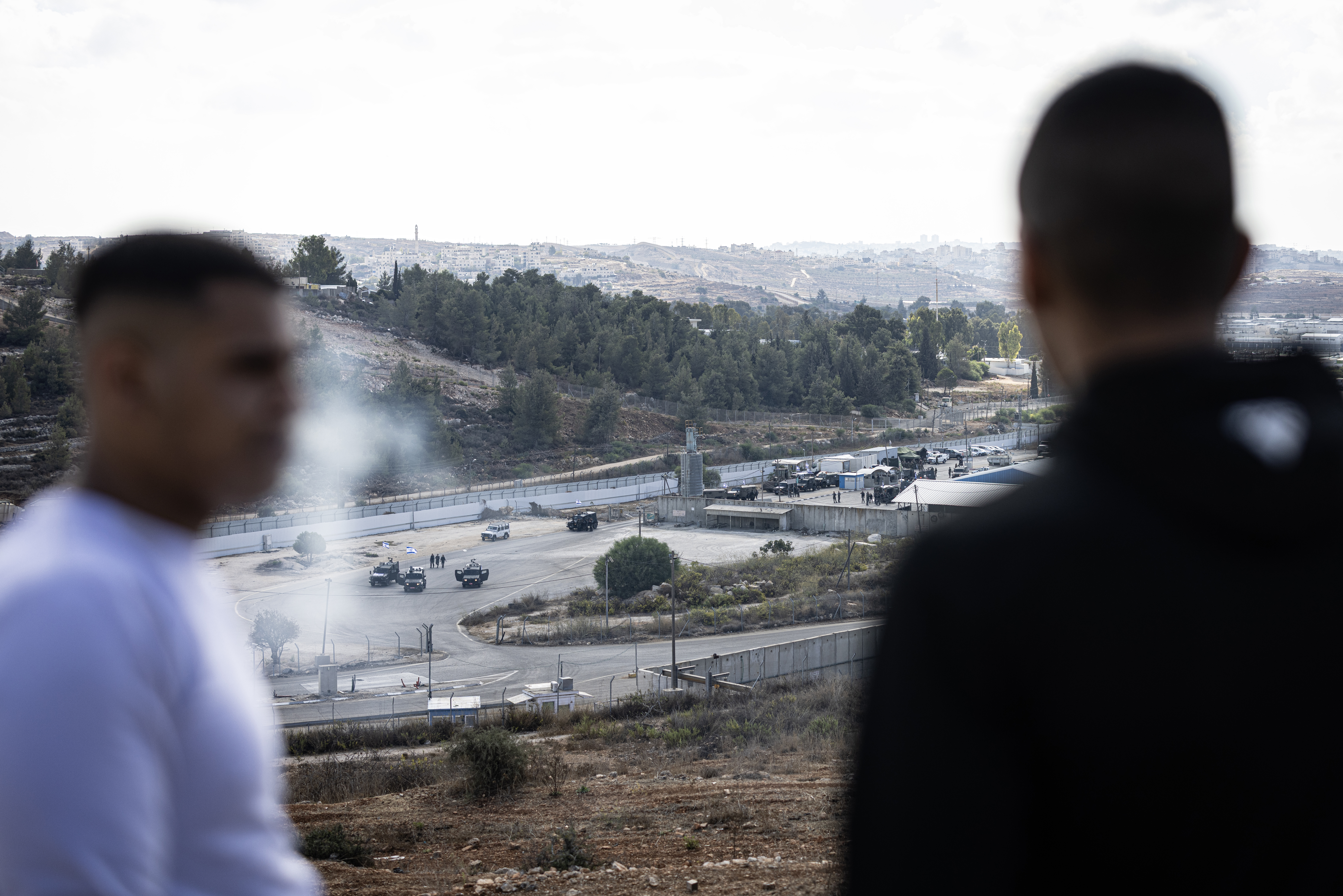 RAMALLAH, WEST BANK - OCTOBER 13: Palestinian youth look toward Ofer military prison ahead of the expected release of Palestinian prisoners on October 13, 2025 near Ramallah, West Bank. Israel is expected to release 250 Palestinian prisoners, as well as 1,700 detainees from Gaza, as part of the ceasefire deal that will see the return of Israeli hostages held by Hamas. (Photo by Faiz Abu Rmeleh/Getty Images)