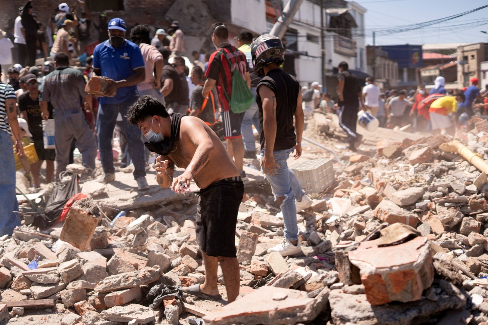 Residents dig through the debris of a collapsed building after an earthquake, in Cali, Colombia August 10, 2026. [Camilo Rodriguez/Reuters]