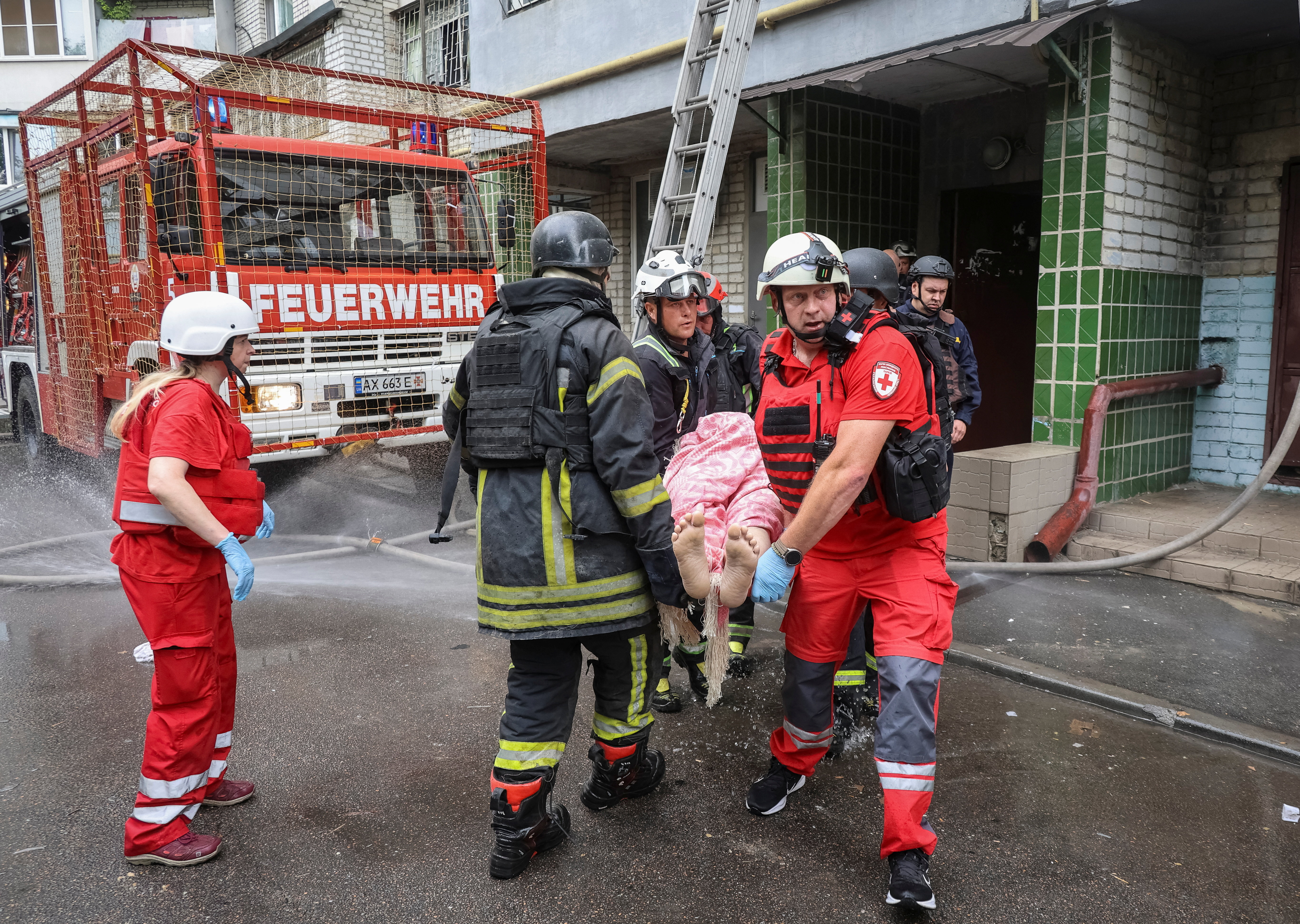 Rescuers evacuate a wounded person from an apartment building hit by a Russian drone strike, amid Russia's attack on Ukraine, in Kharkiv, Ukraine August 9, 2026. REUTERS/Vyacheslav Madiyevskyy